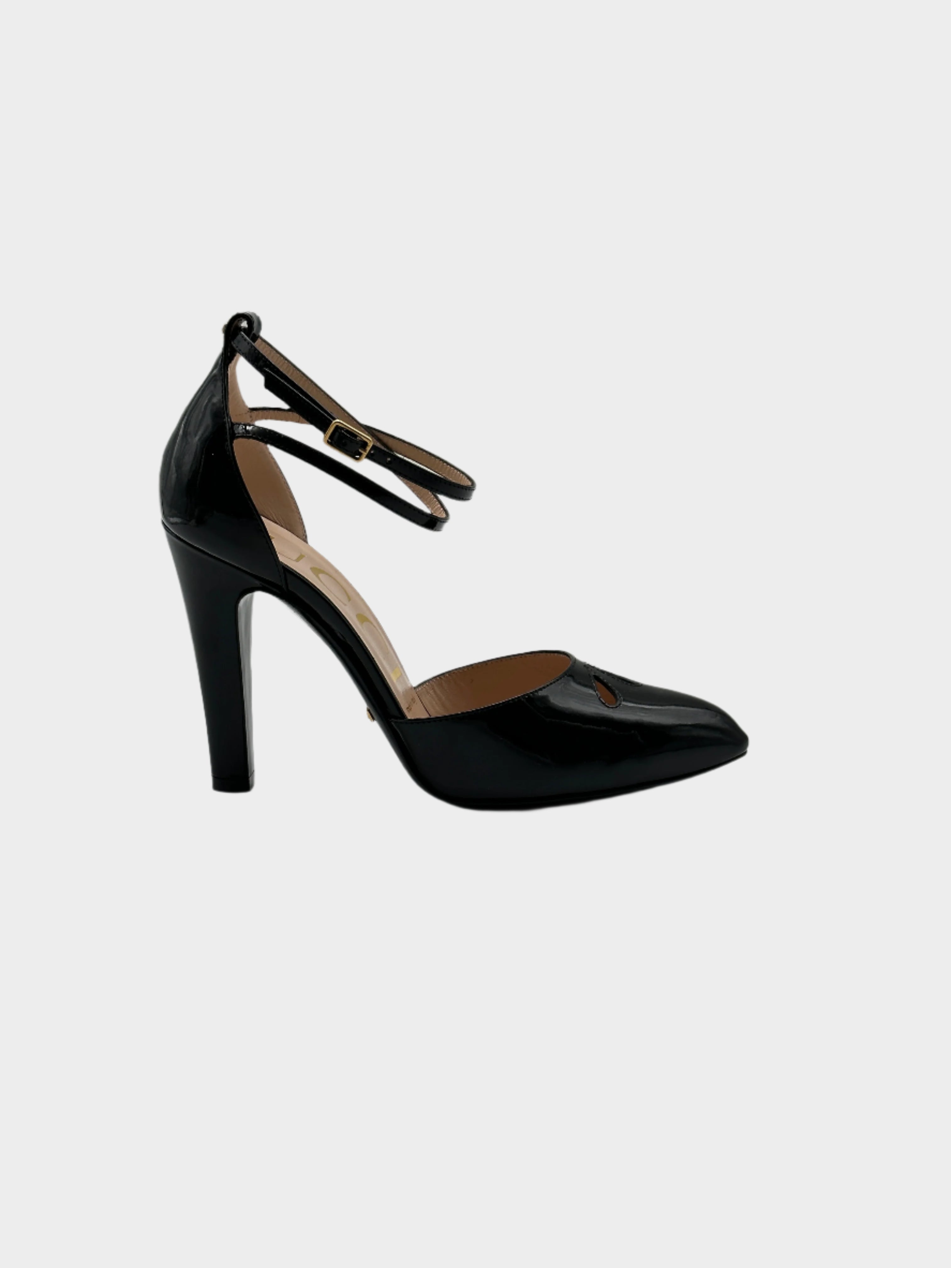 Patent Heels con punta affusolata, cinturino regolabile alla caviglia e tacco da 10,5 cm. Eleganza e comfort.