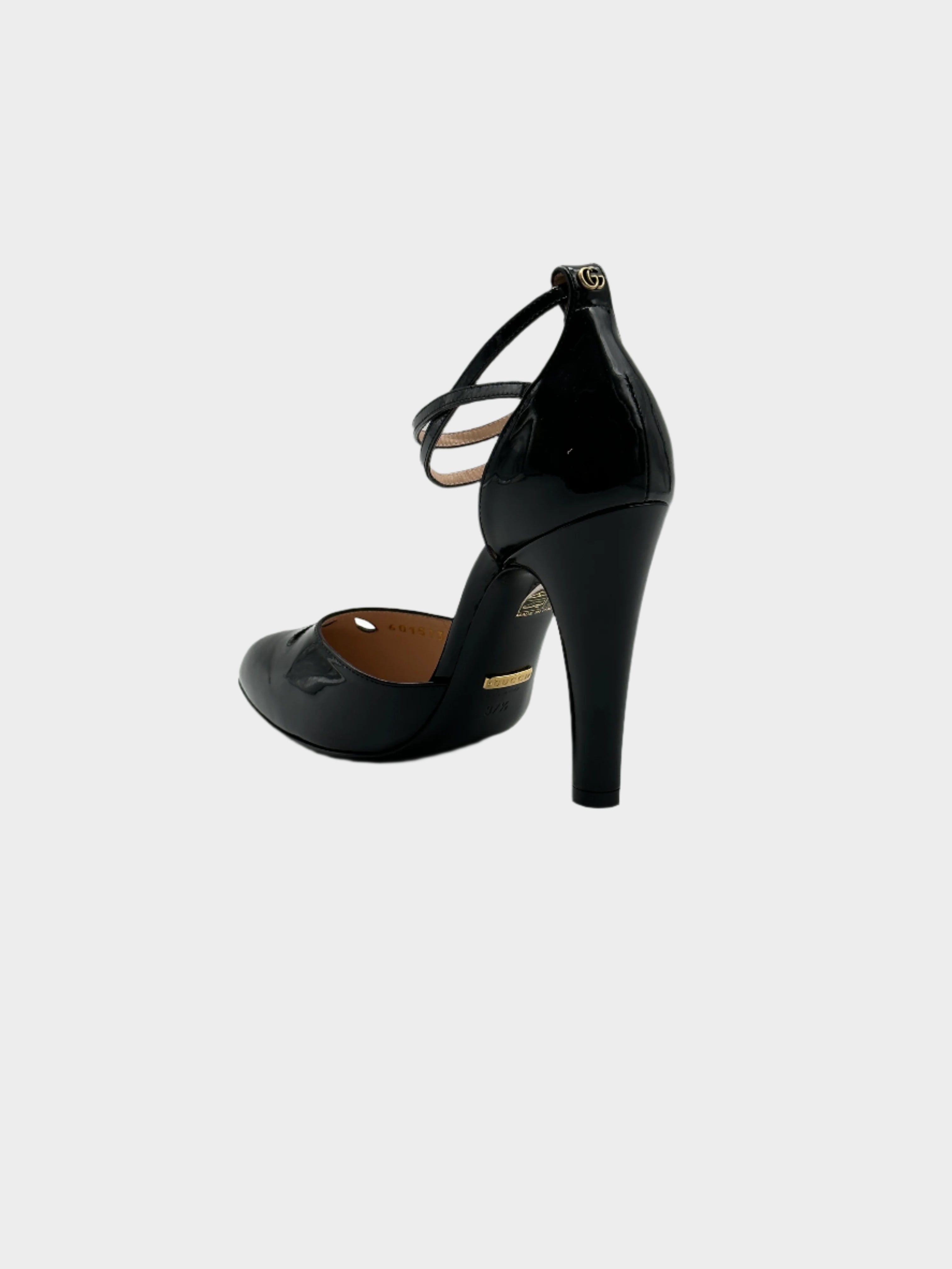 Patent Heels con punta affusolata, cinturino regolabile alla caviglia e tacco da 10,5 cm. Eleganza e comfort.