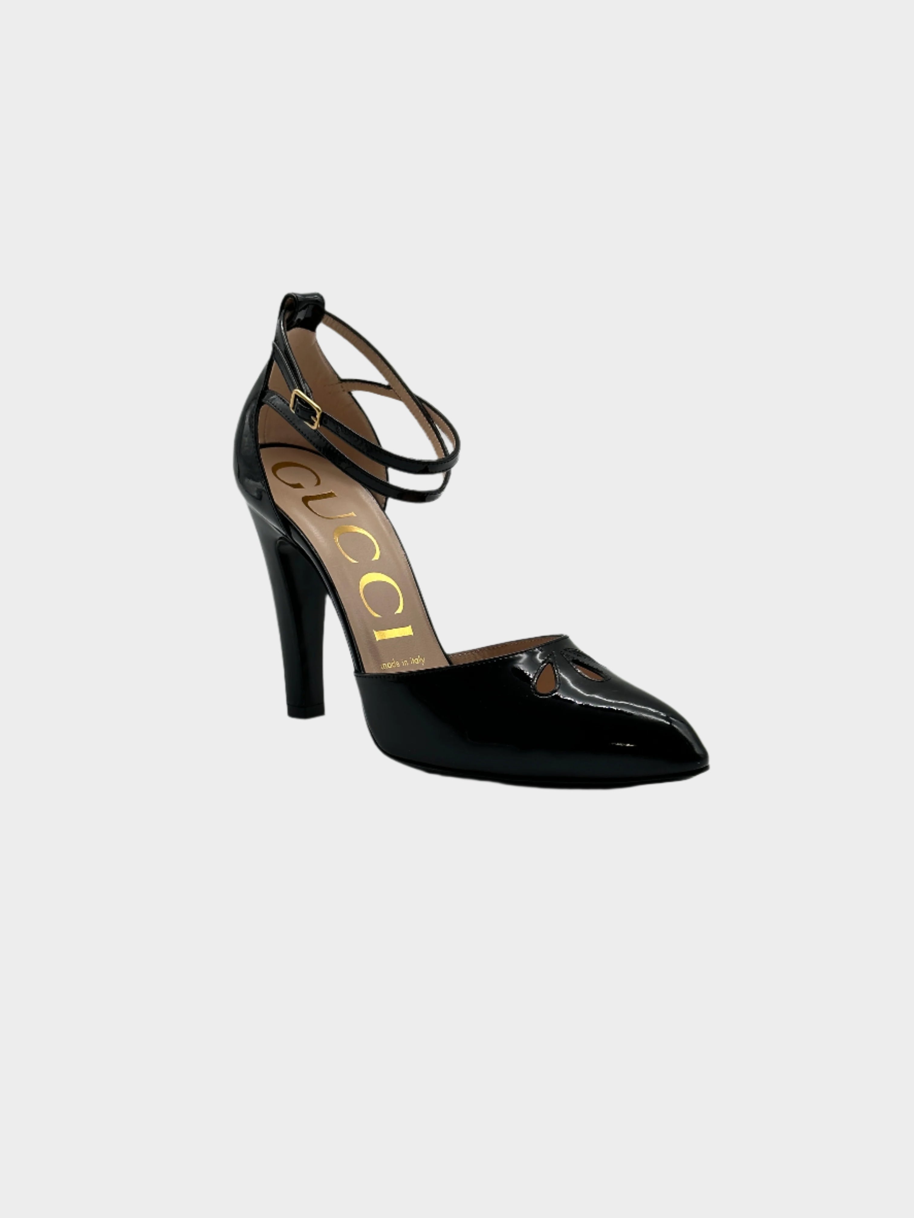 Patent Heels con punta affusolata, cinturino regolabile alla caviglia e tacco da 10,5 cm. Eleganza e comfort.