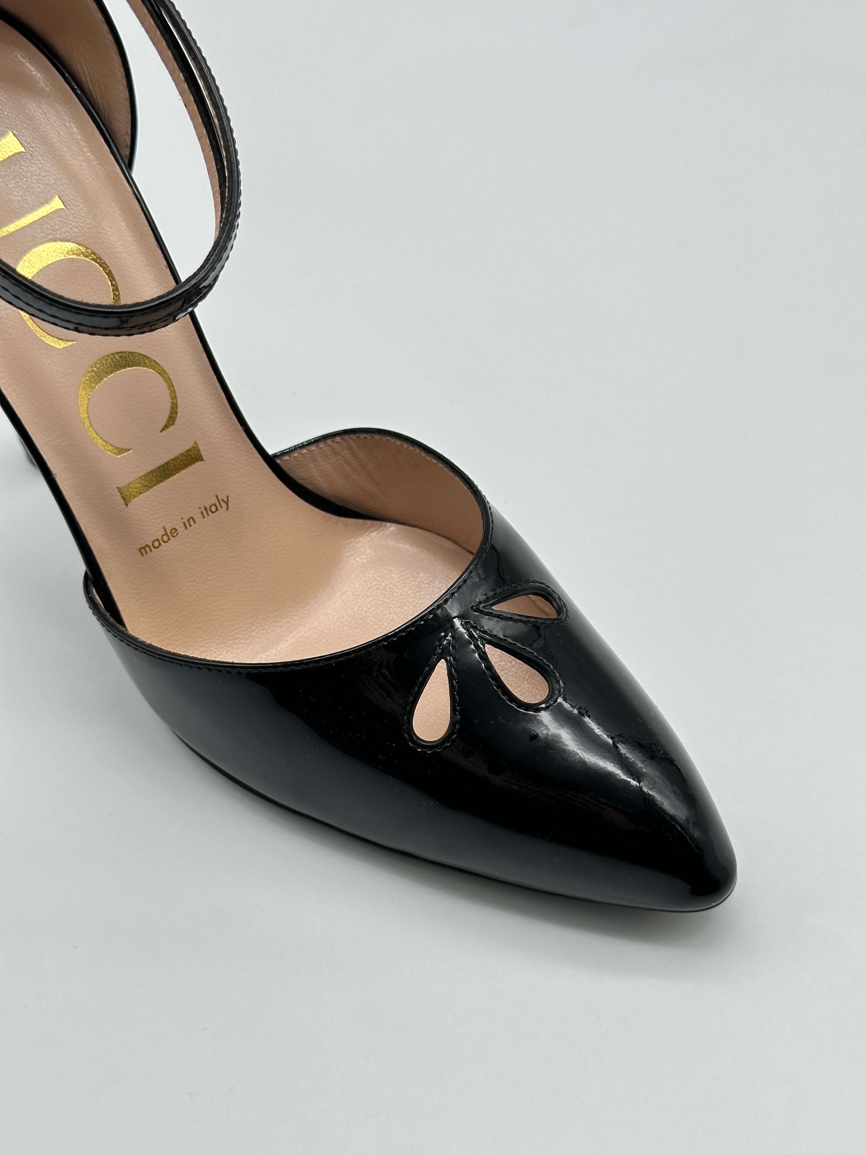 Patent Heels con punta affusolata, cinturino regolabile alla caviglia e tacco da 10,5 cm. Eleganza e comfort.