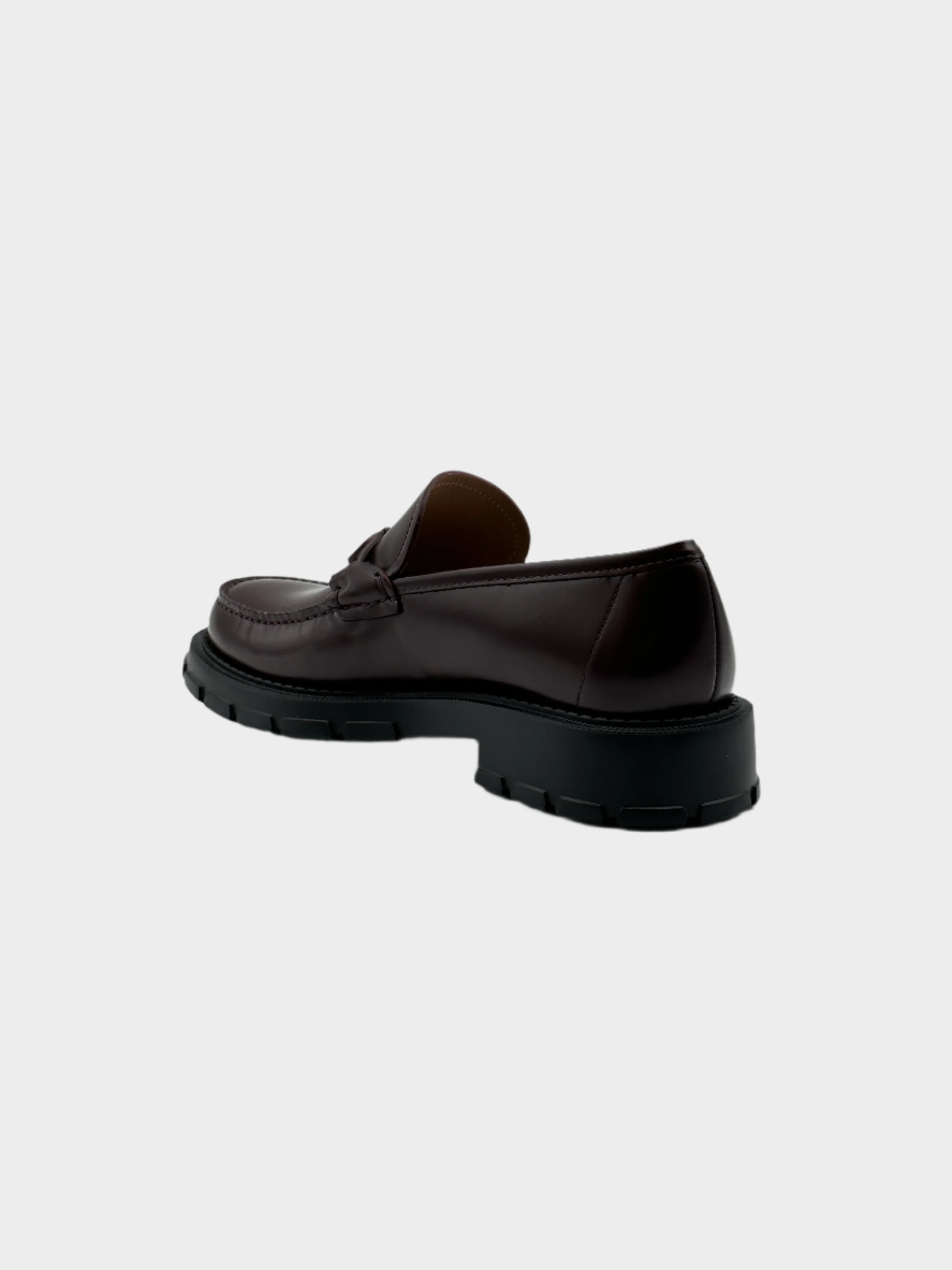 Patent Leather Loafers con punta tonda, placca logo in metallo marrone e suola chunky in gomma. Eleganza moderna e comfort.