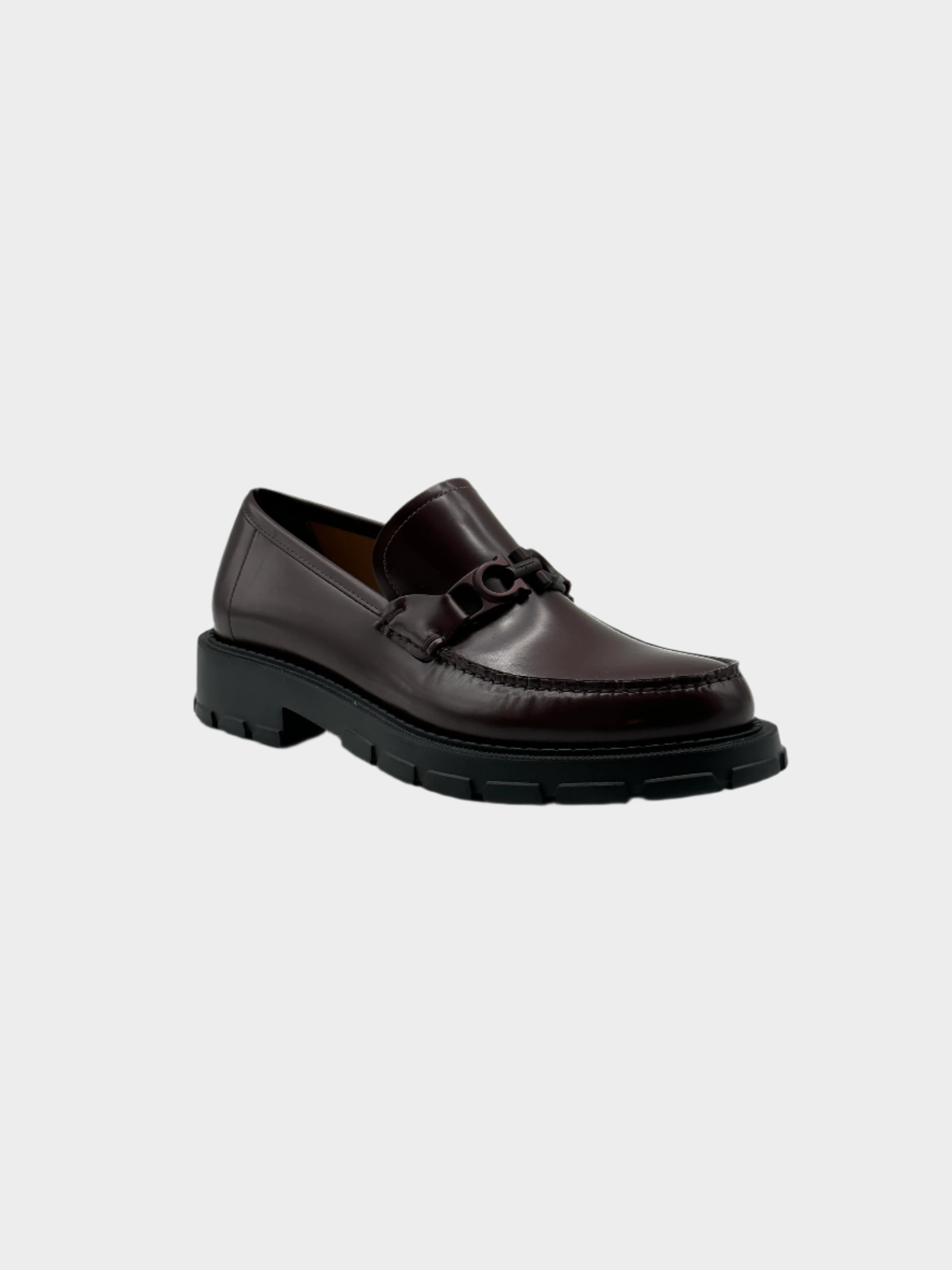 Patent Leather Loafers con punta tonda, placca logo in metallo marrone e suola chunky in gomma. Eleganza moderna e comfort.