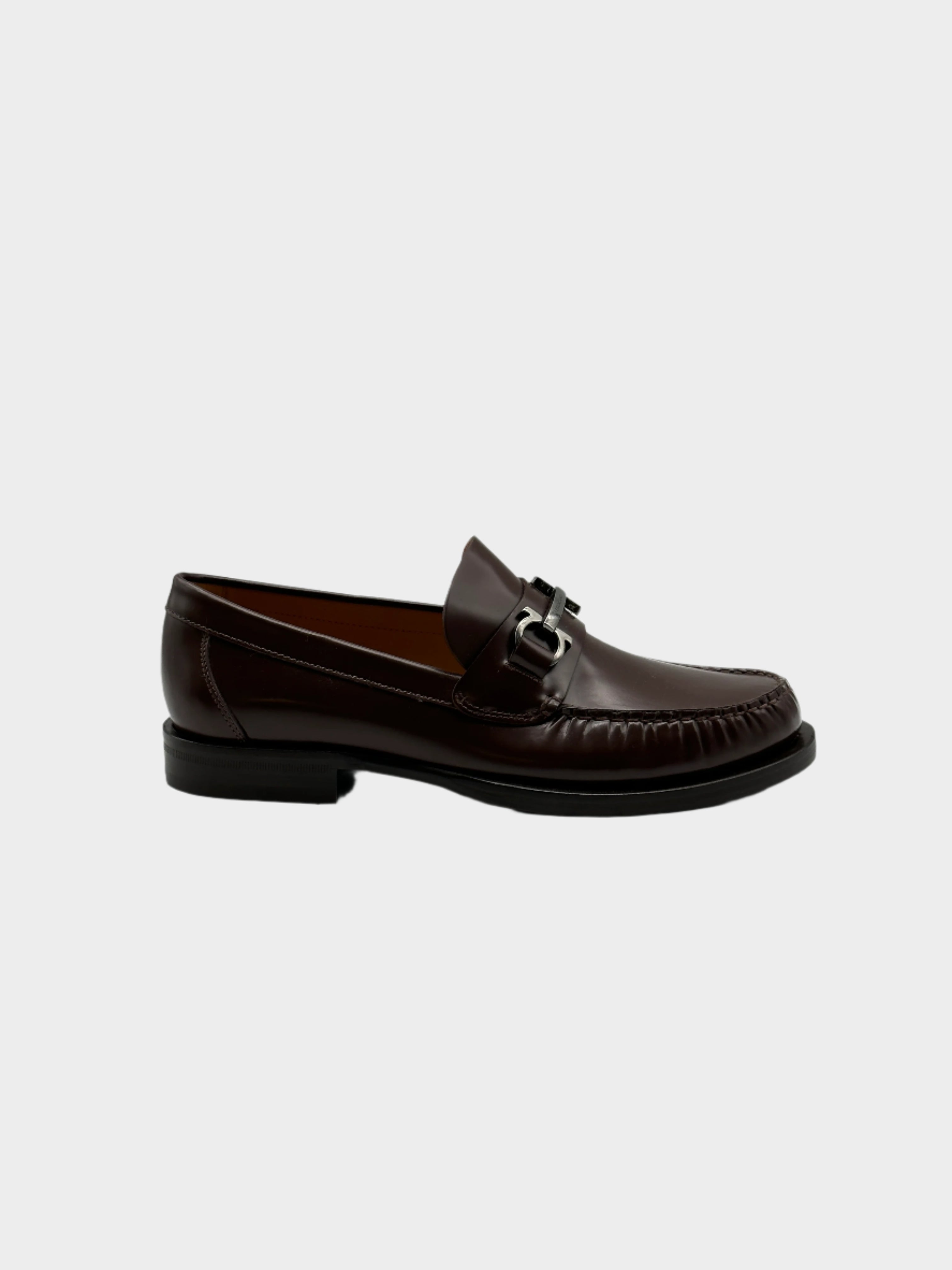 Patent Leather Loafers con punta tonda, placca logo in metallo argento e suola in pelle. Stile raffinato e comfort.