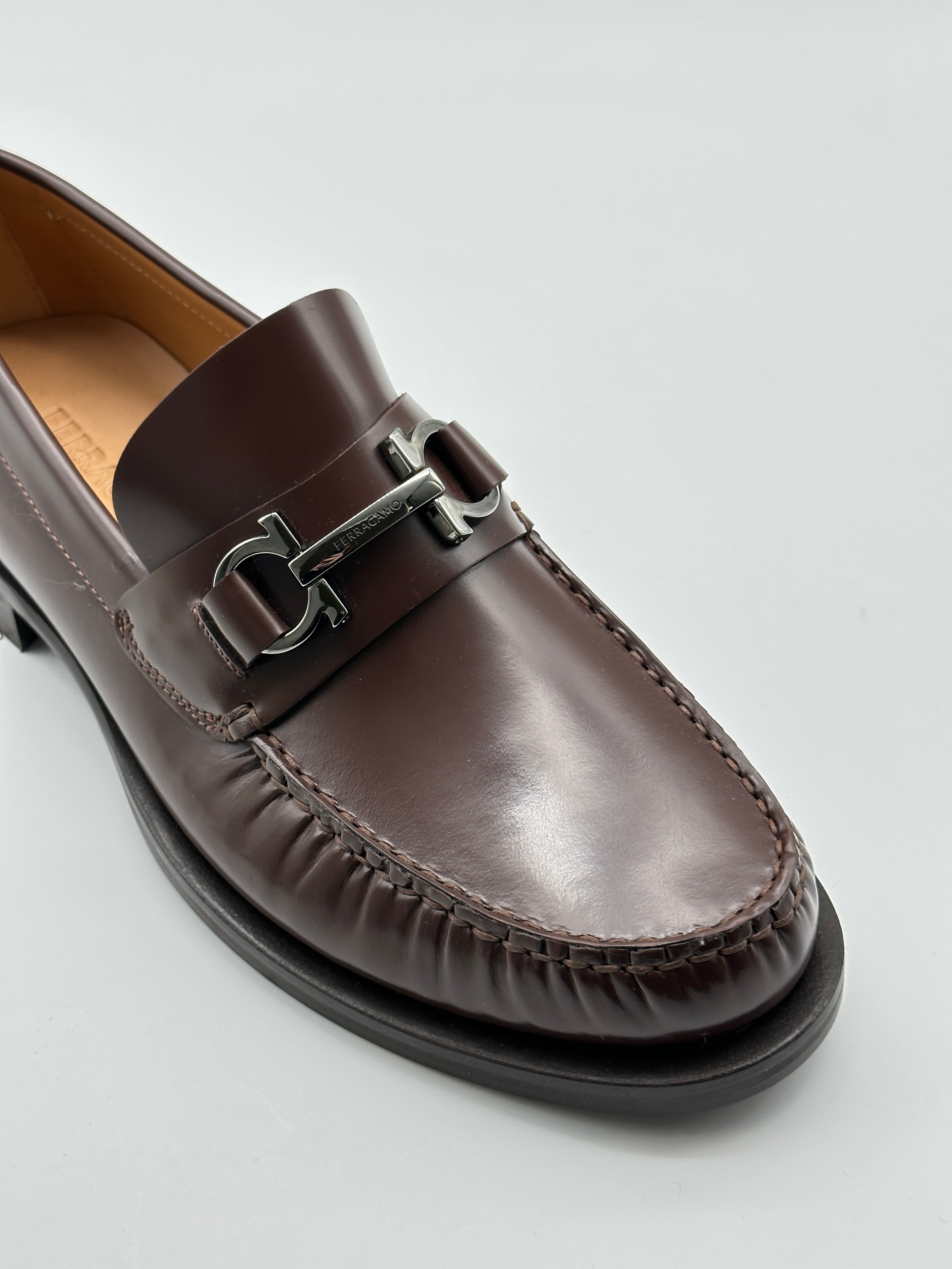 Patent Leather Loafers con punta tonda, placca logo in metallo argento e suola in pelle. Stile raffinato e comfort.