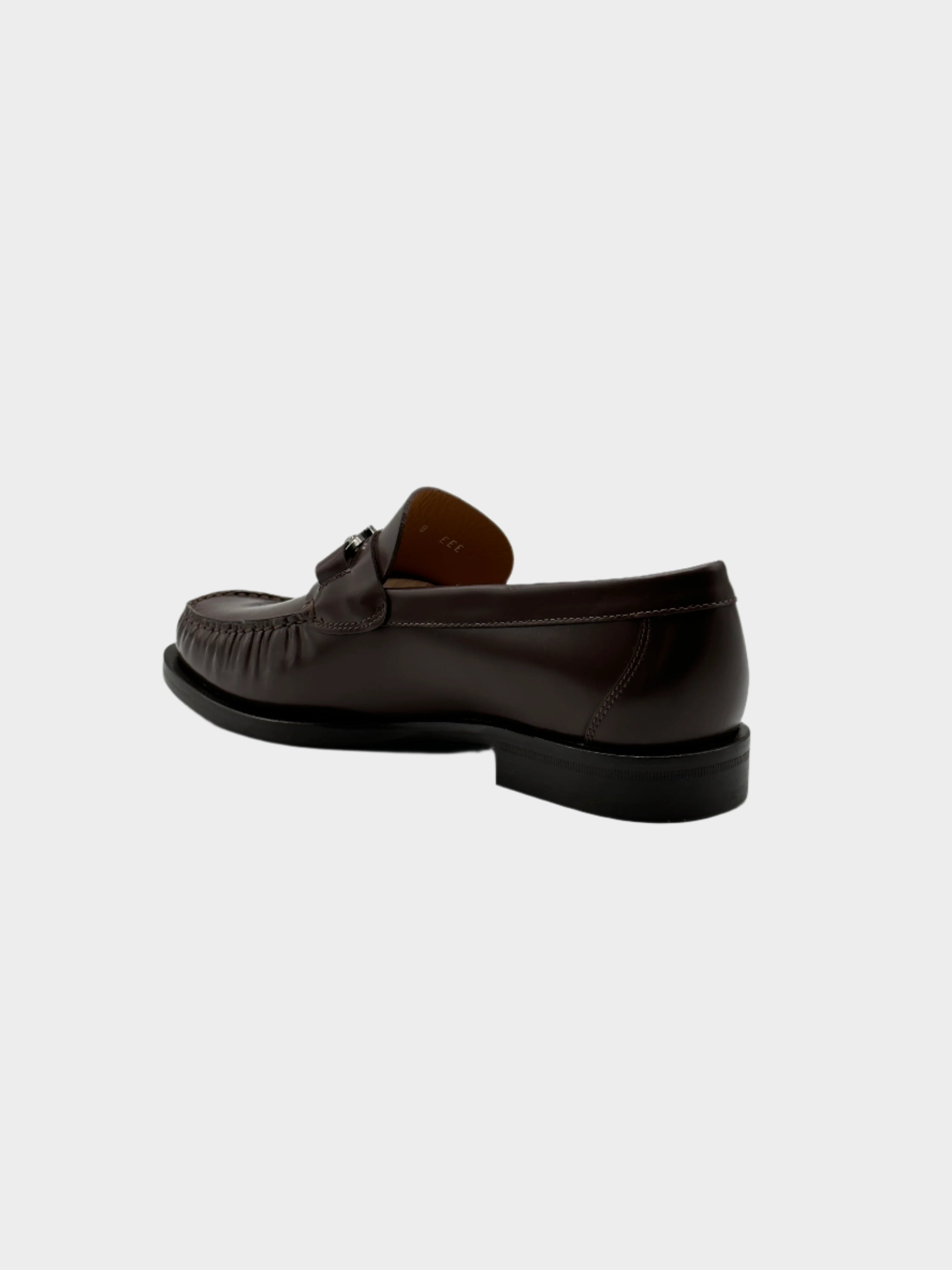 Patent Leather Loafers con punta tonda, placca logo in metallo argento e suola in pelle. Stile raffinato e comfort.