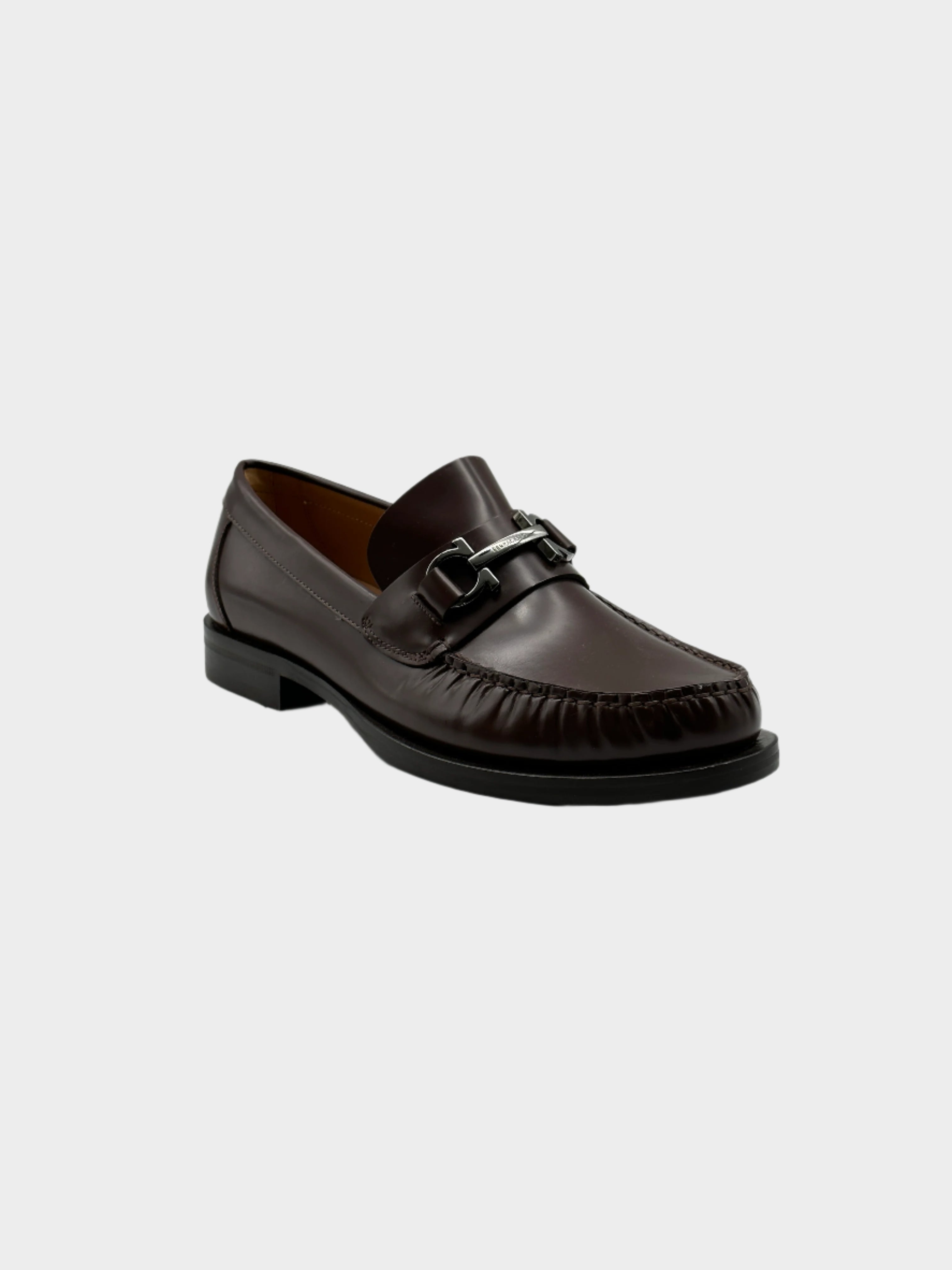 Patent Leather Loafers con punta tonda, placca logo in metallo argento e suola in pelle. Stile raffinato e comfort.