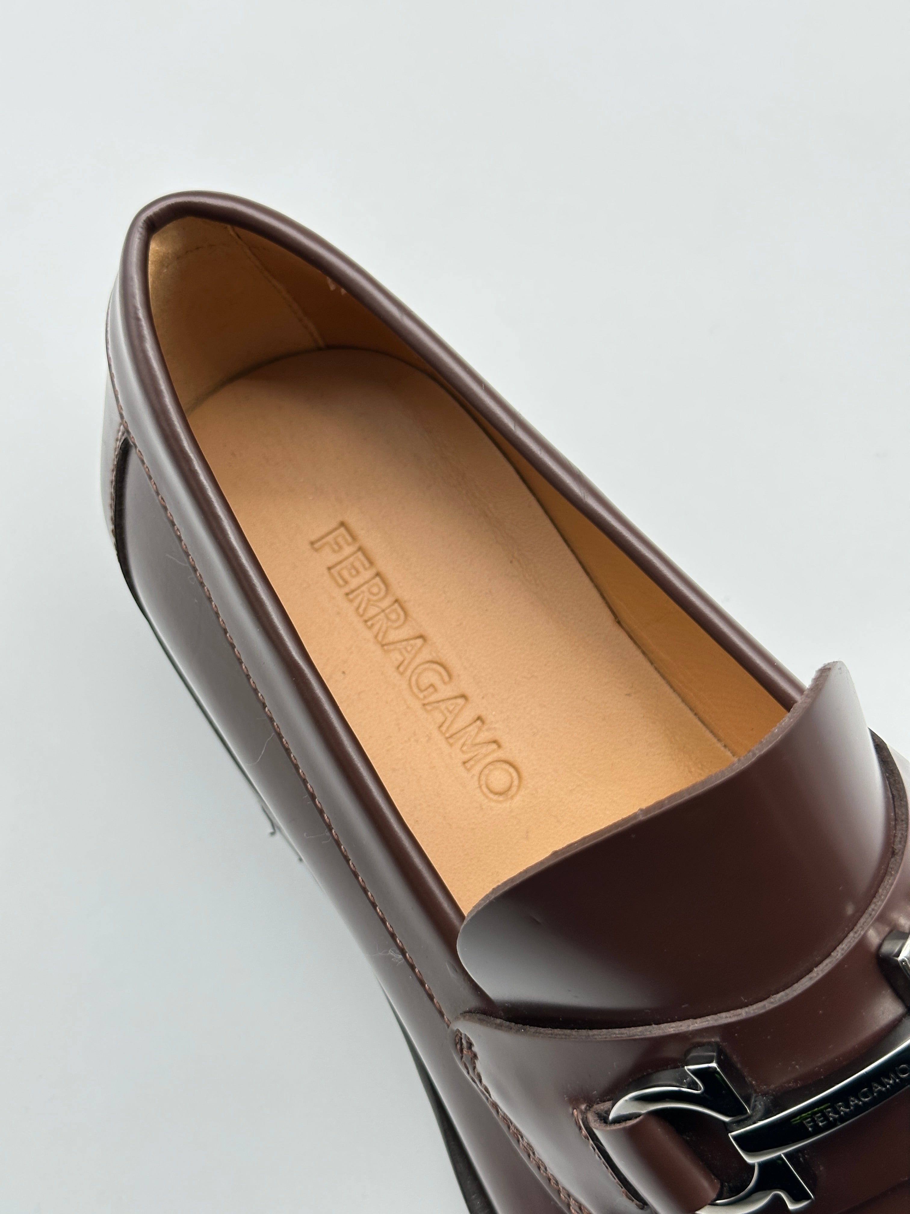 Patent Leather Loafers con punta tonda, placca logo in metallo argento e suola in pelle. Stile raffinato e comfort.