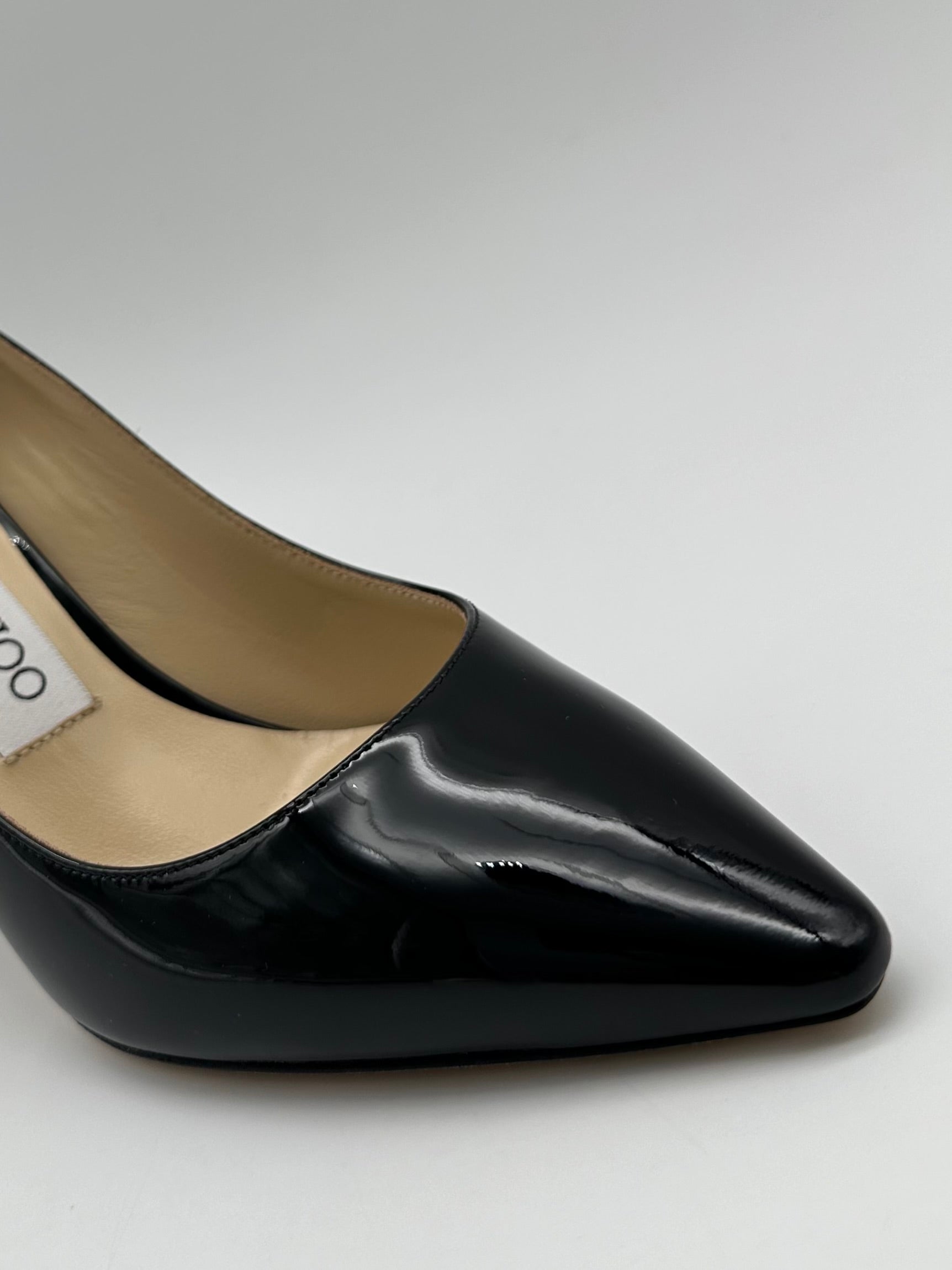 Patent Leather Pumps con punta affusolata, pelle verniciata e tacco a stiletto da 8 cm.