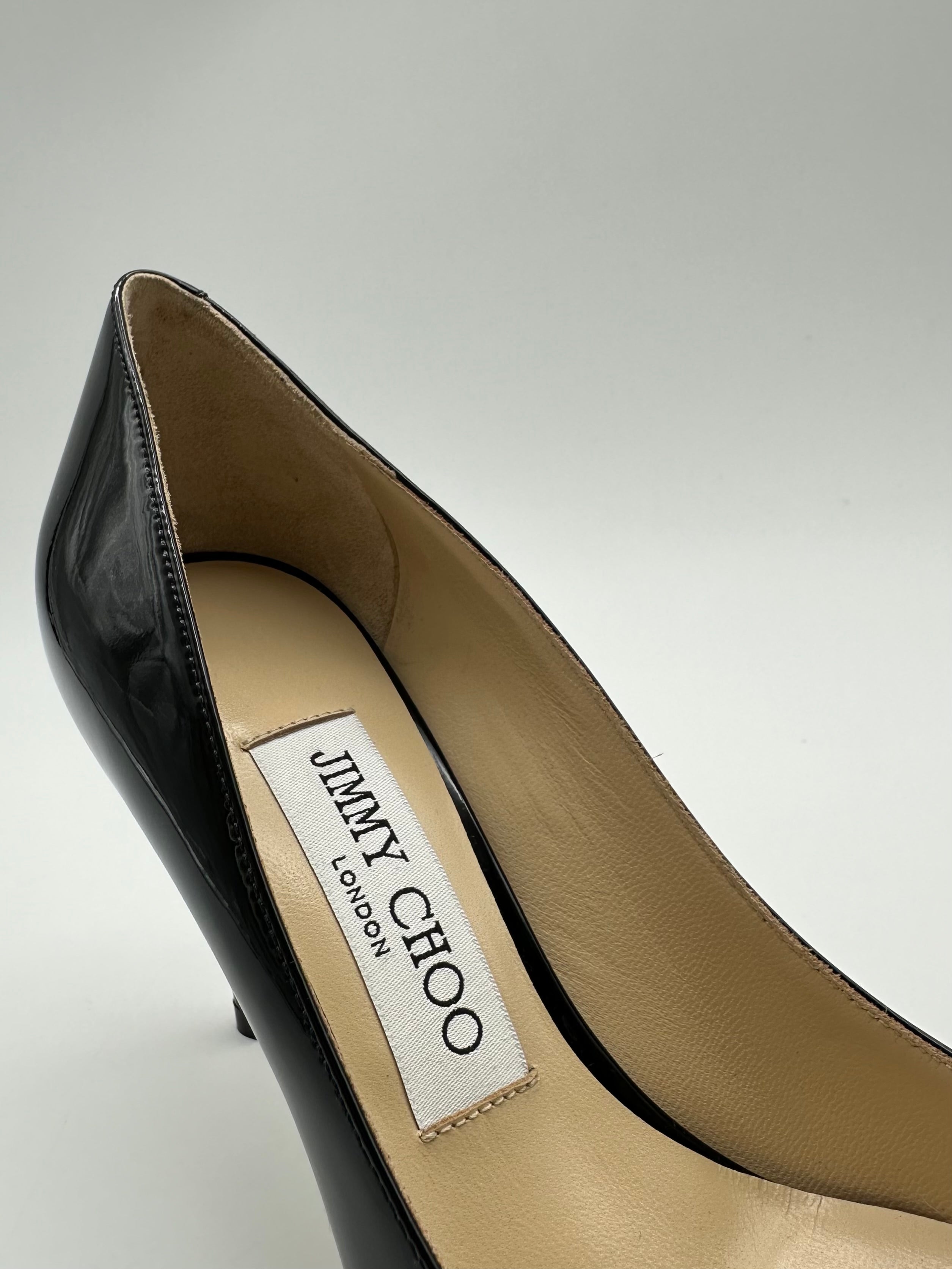 Patent Leather Pumps con punta affusolata, pelle verniciata e tacco a stiletto da 8 cm.