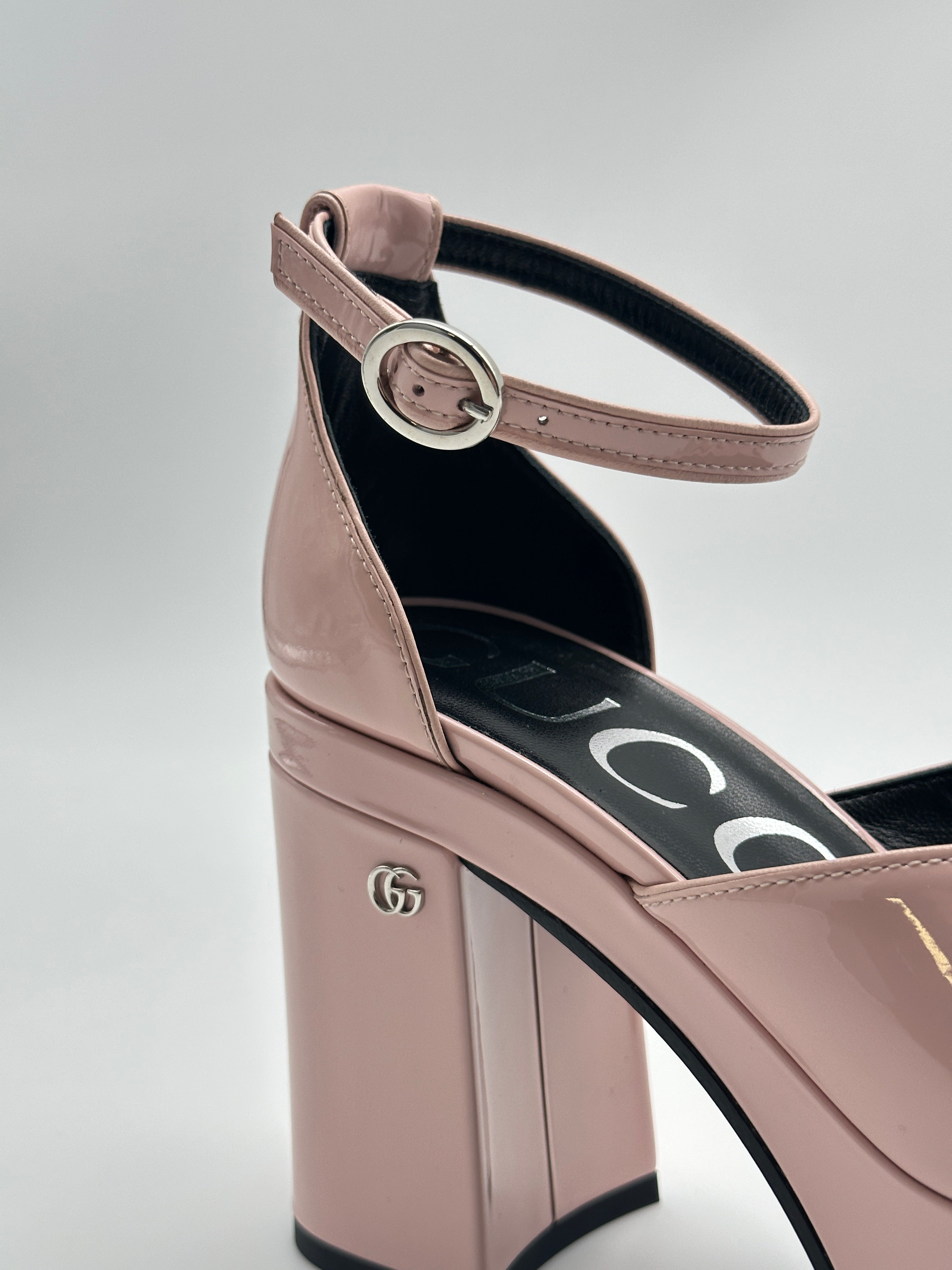 Patent Plateau Heels con punta arrotondata, cinturino alla caviglia e tacco a blocco da 8,5 cm. Eleganza e comfort.