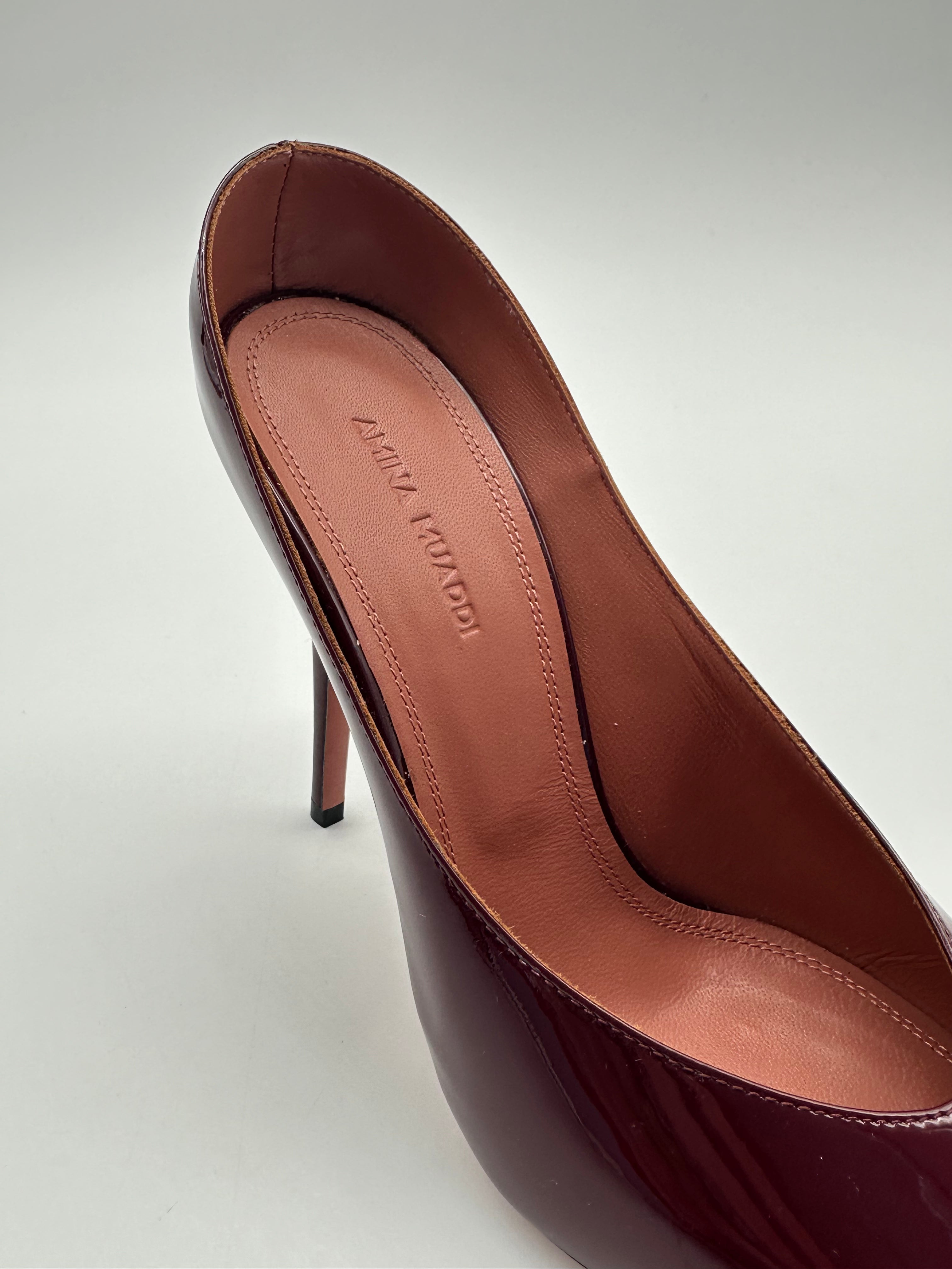 Patent Wine con punta affusolata, tacco a stiletto da 10,5 cm in pelle verniciata.