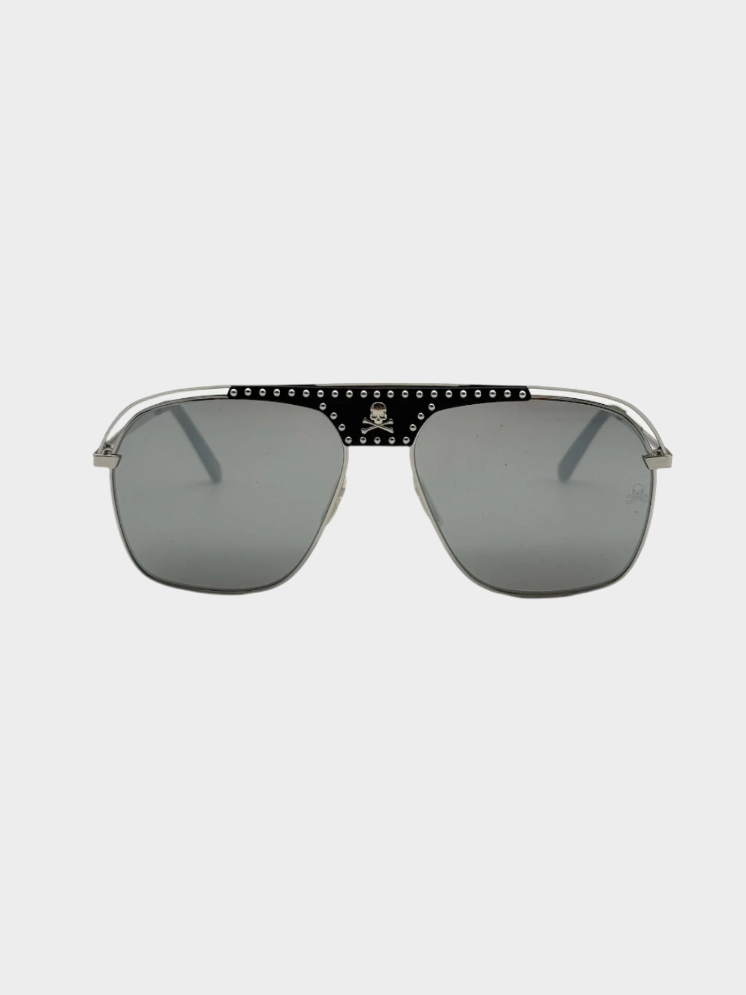Vista frontale degli occhiali Philipp Plein argento con barra nera e borchie