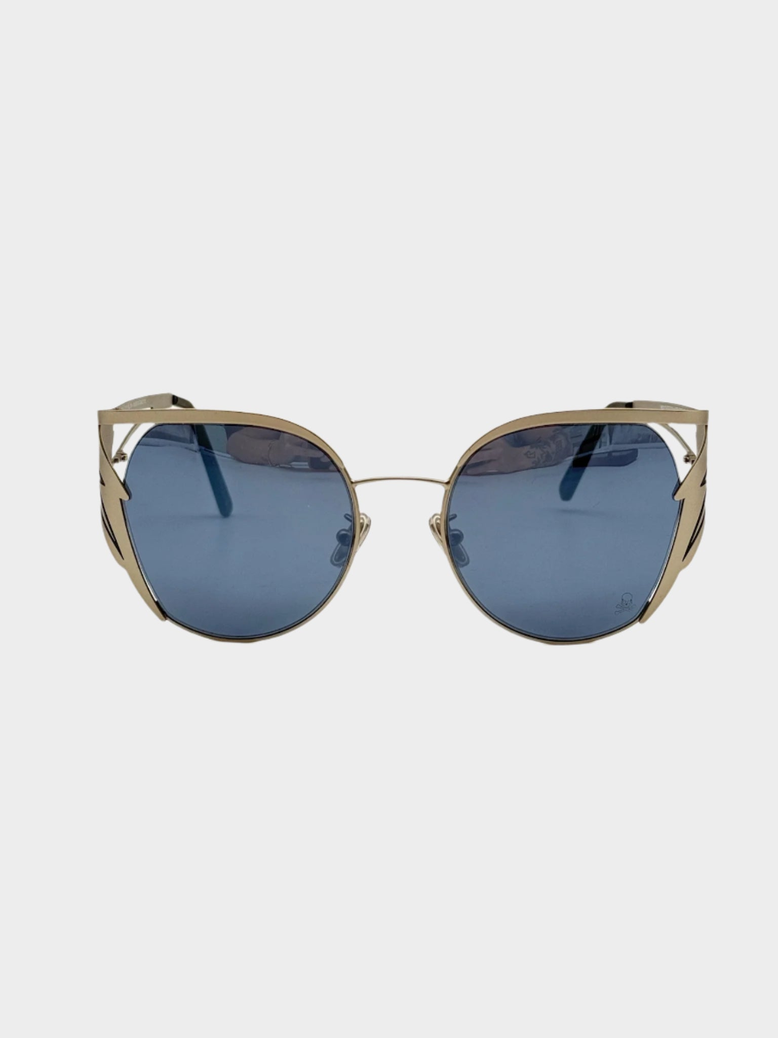 Vista frontale degli occhiali Philipp Plein argento con lenti grigio fumo