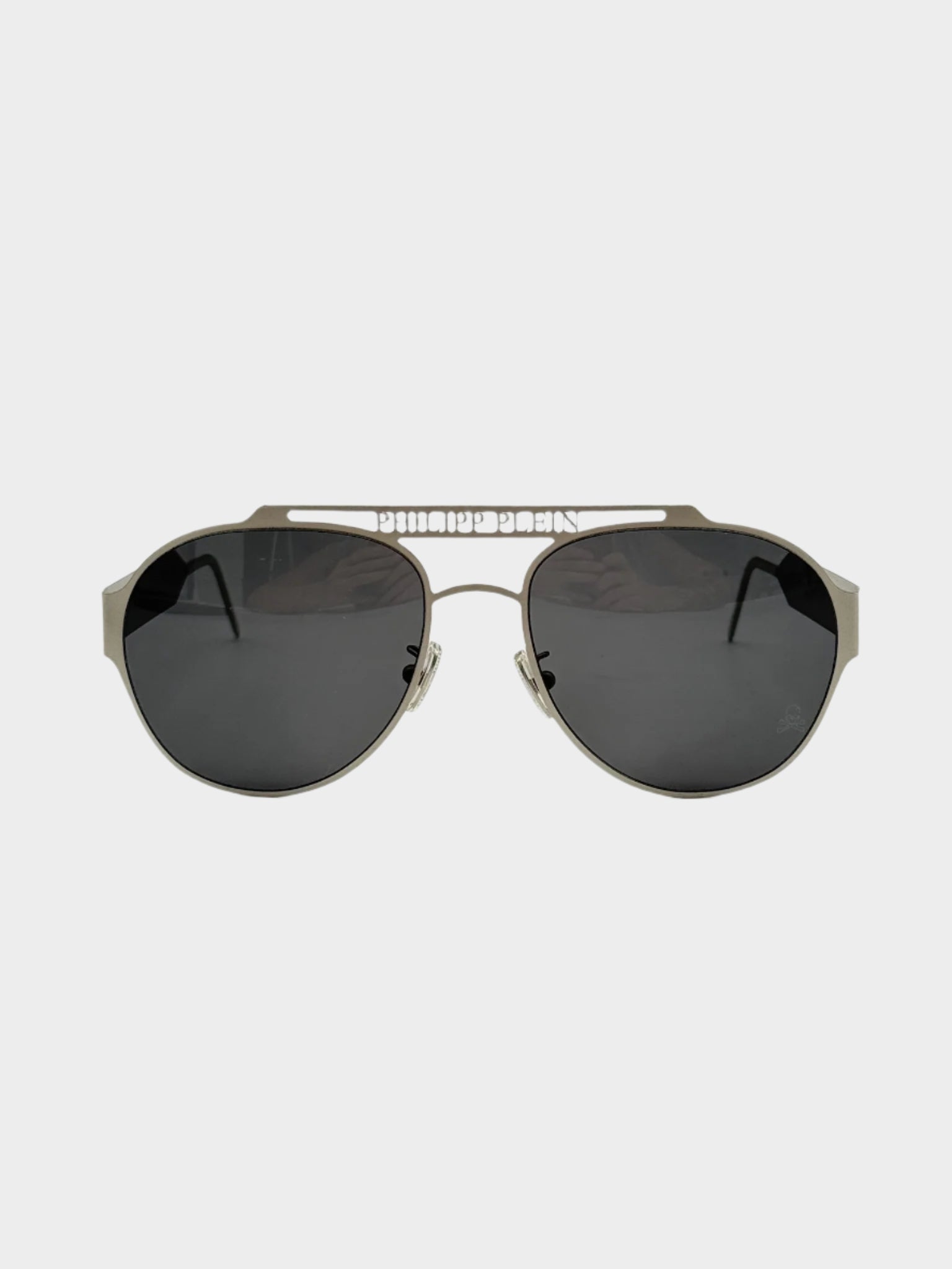  Vista frontale degli occhiali Philipp Plein con lenti nere e montatura color argento