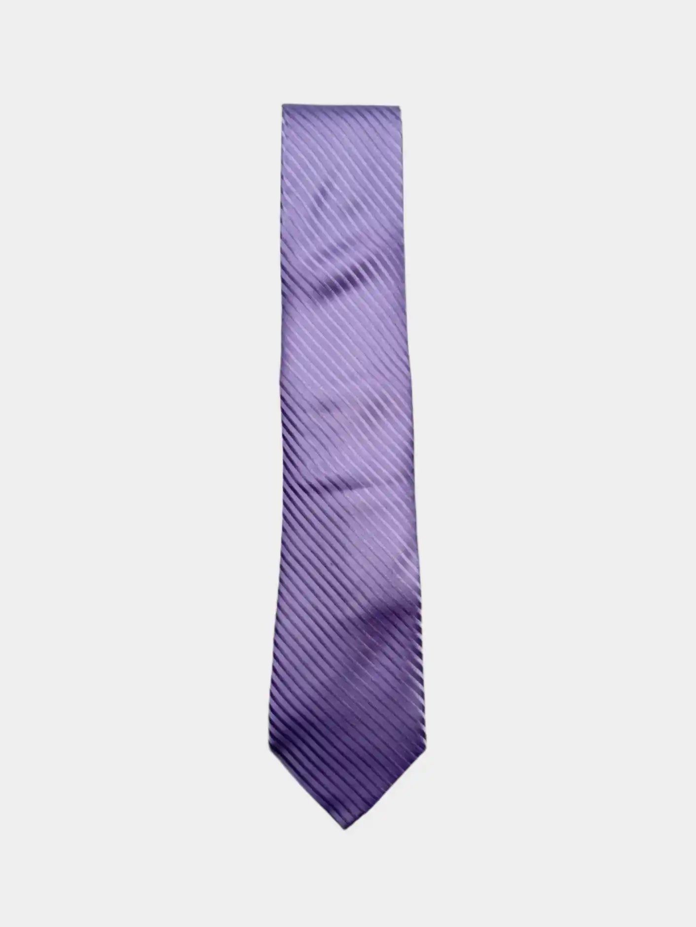 Vista frontale della cravatta Pierre Cardin in seta viola a righe sottili