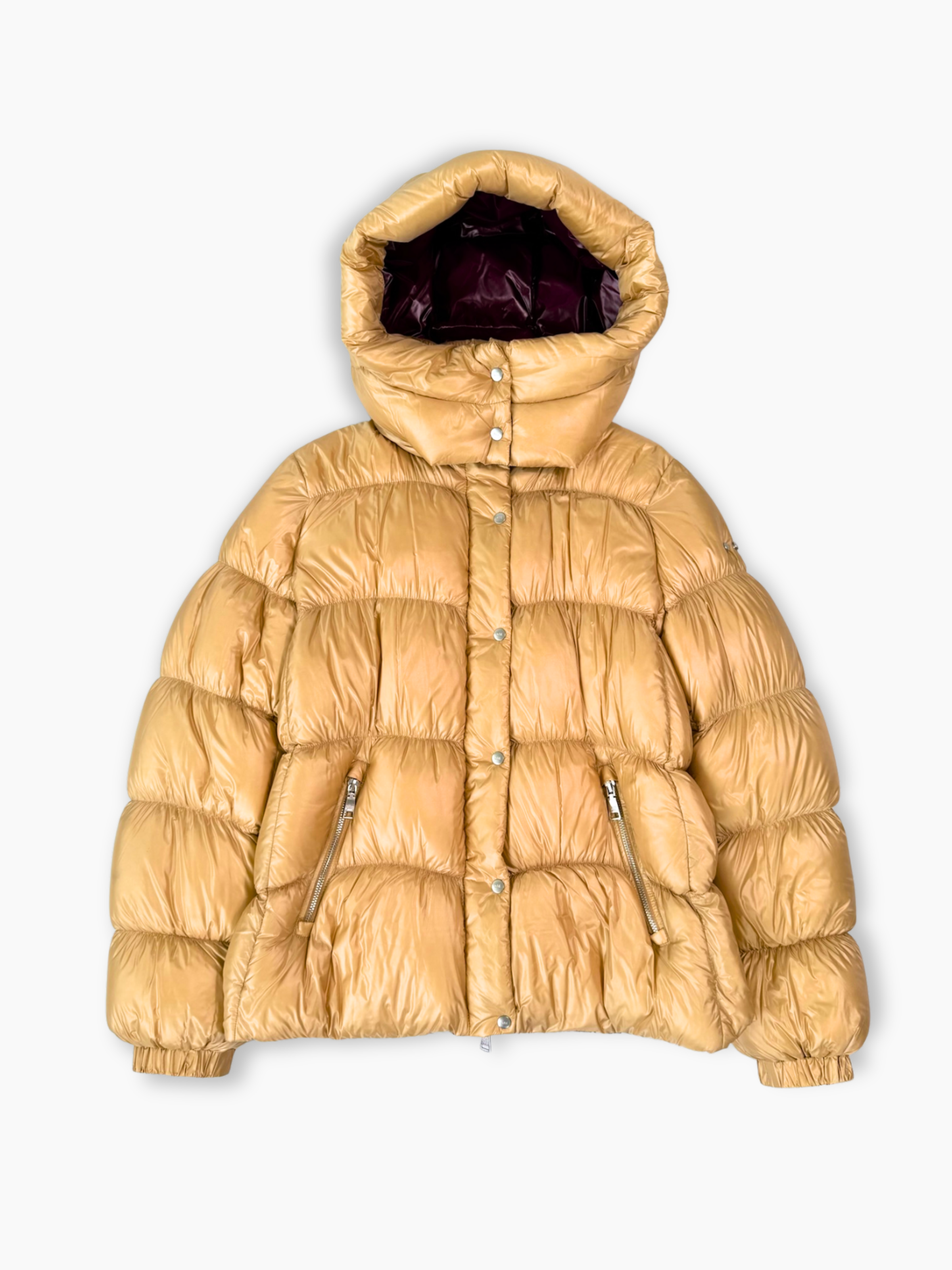 Piumino corto ADD beige lucido con cappuccio e interno bordeaux vista frontale
