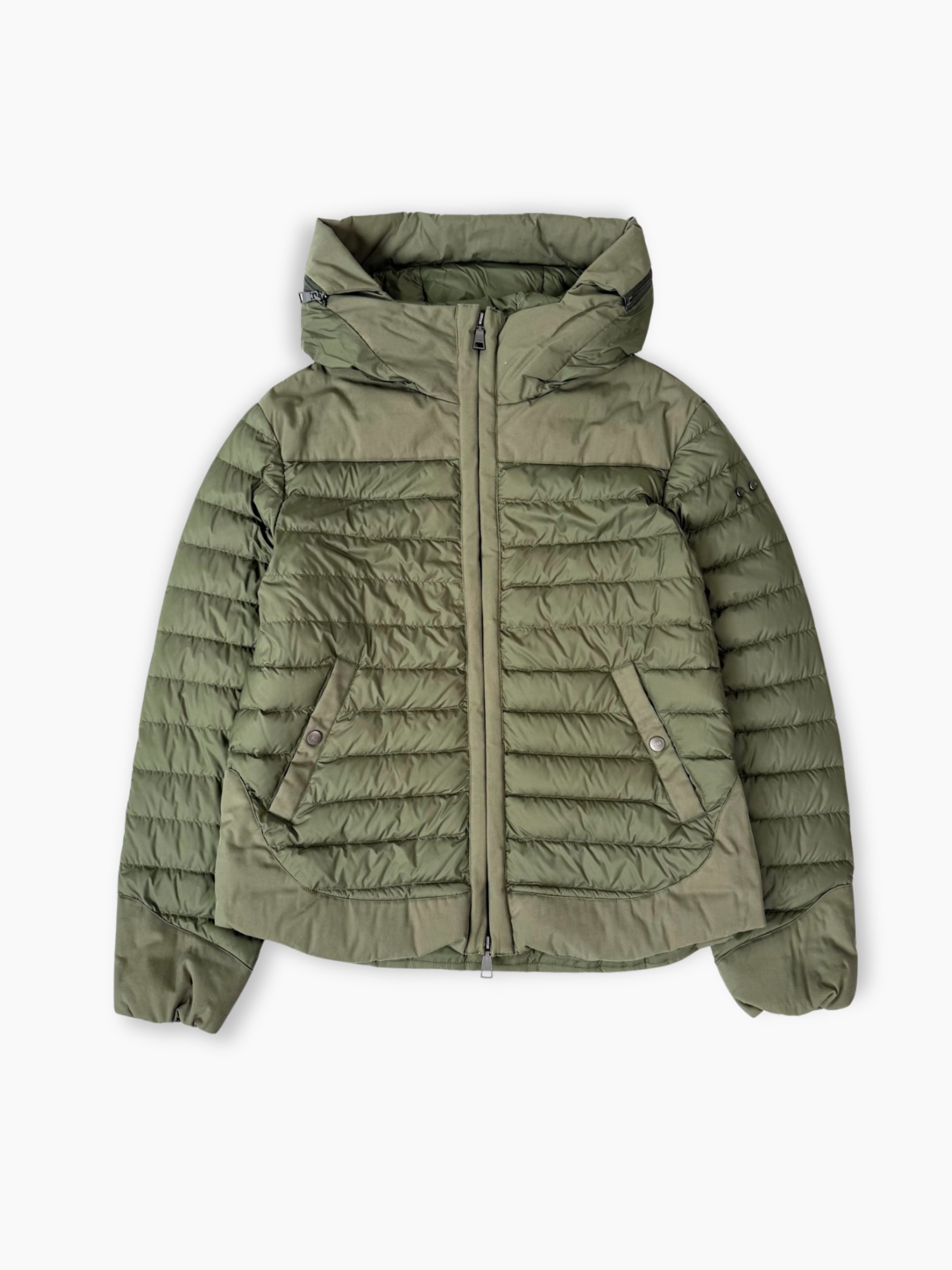 Piumino ADD verde militare con cappuccio e inserti tecnici vista frontale