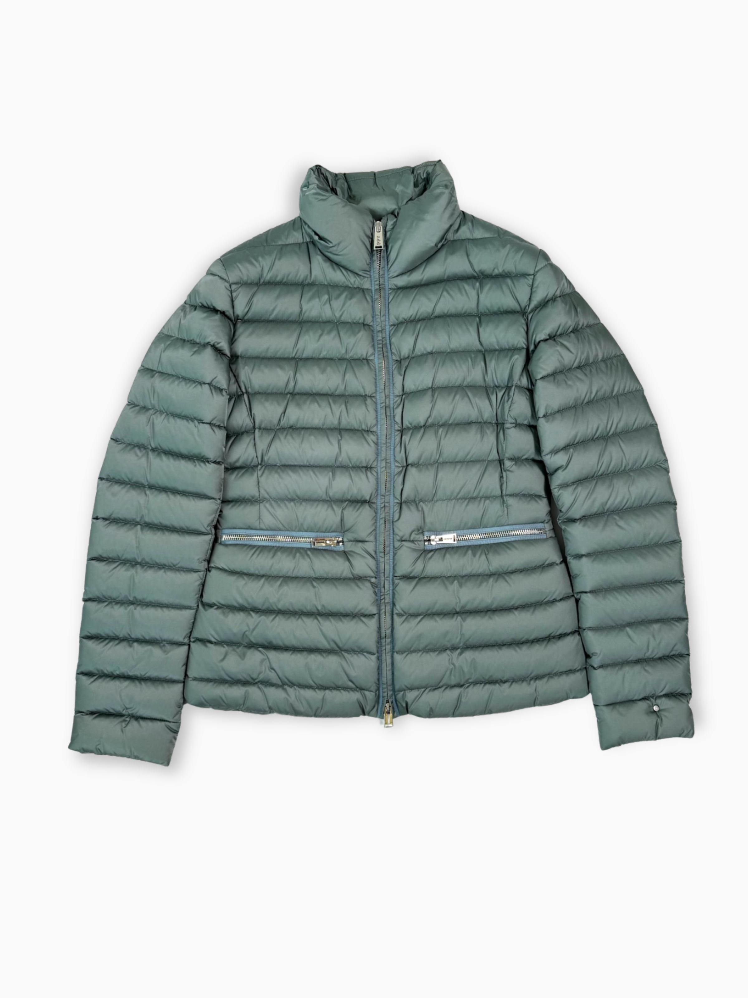 Piumino leggero ADD verde salvia con zip e trapuntatura orizzontale vista frontale