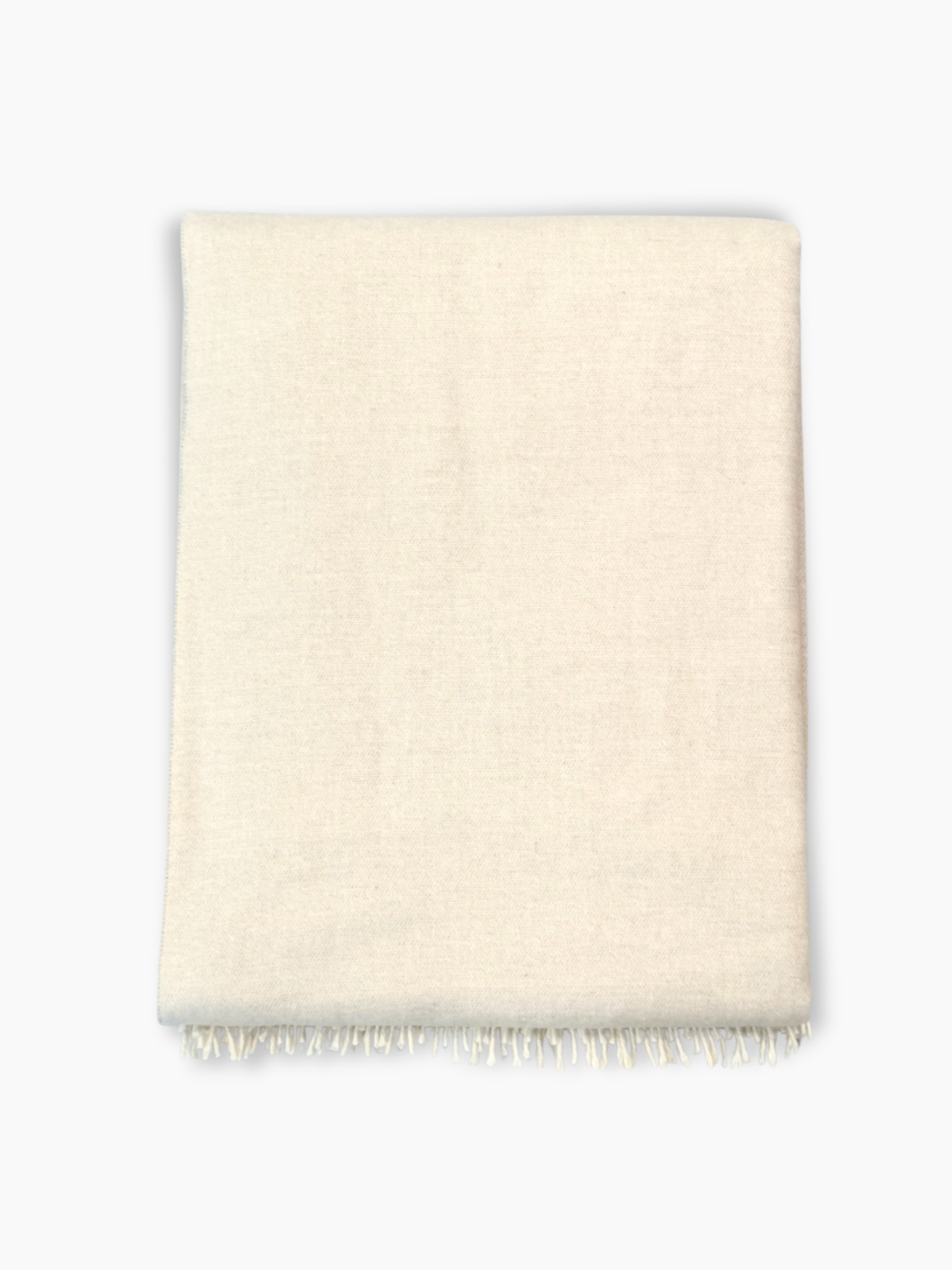 Dettaglio logo e frange poncho Hinnominate beige e panna