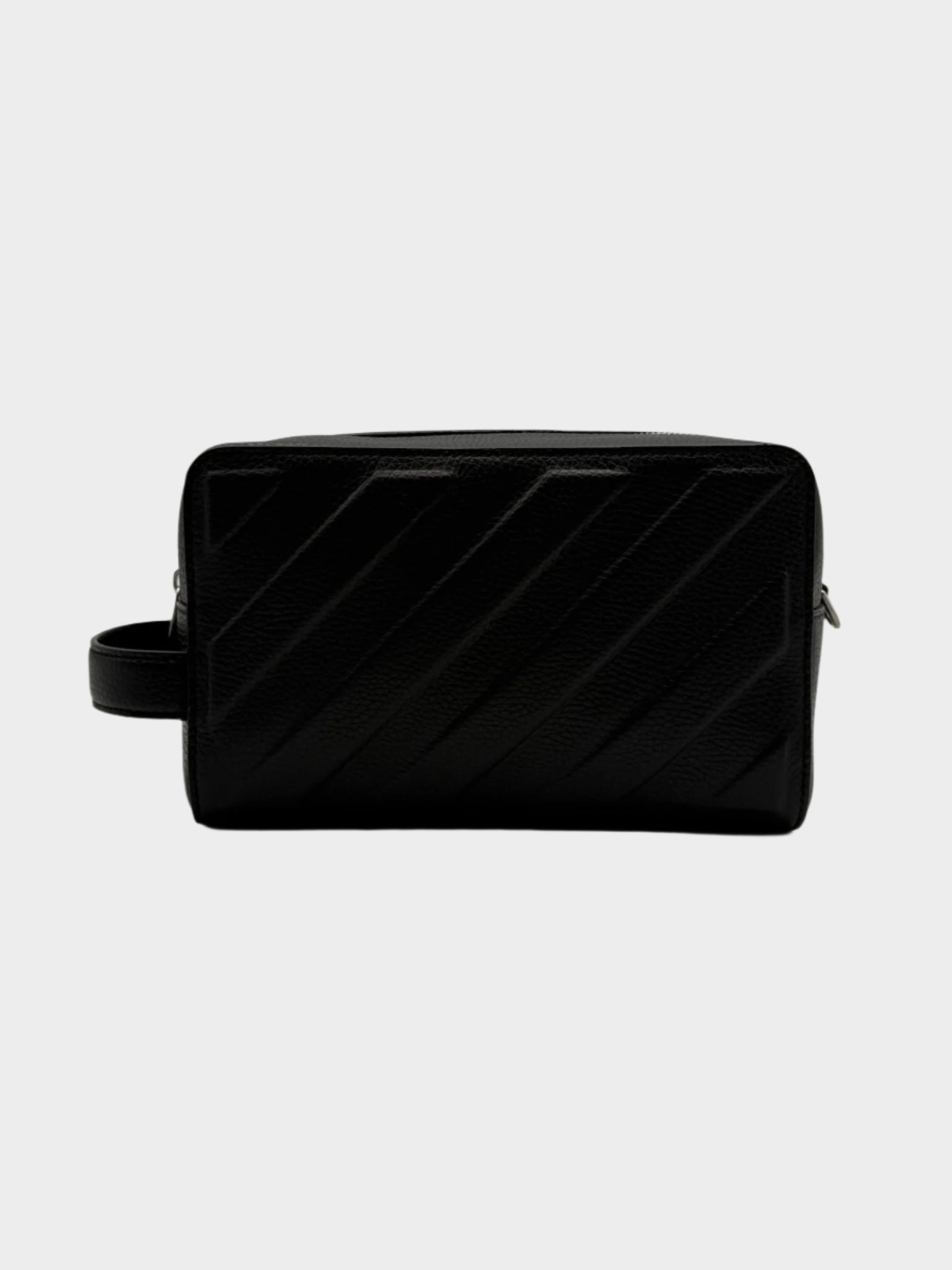 Vista angolata della pouch Off‑White™ 3D diag in pelle nera martellata, dettaglio cerniera superiore