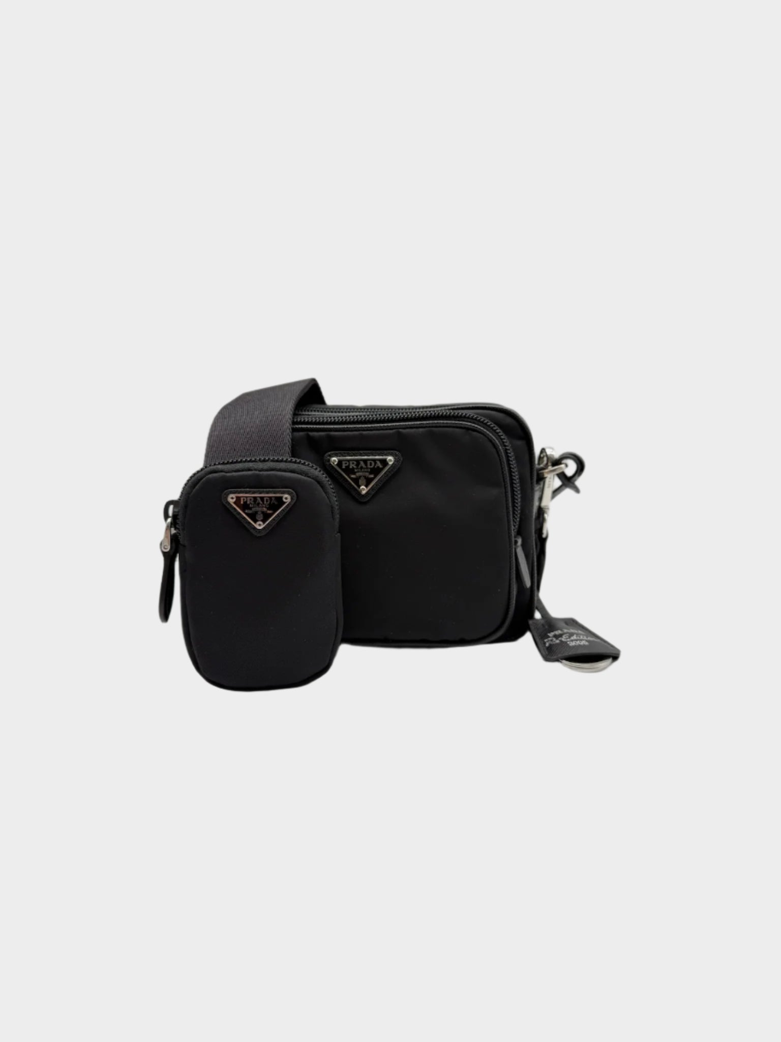 Vista frontale della borsa nera Prada a tracolla in Re-Nylon con doppia pochette