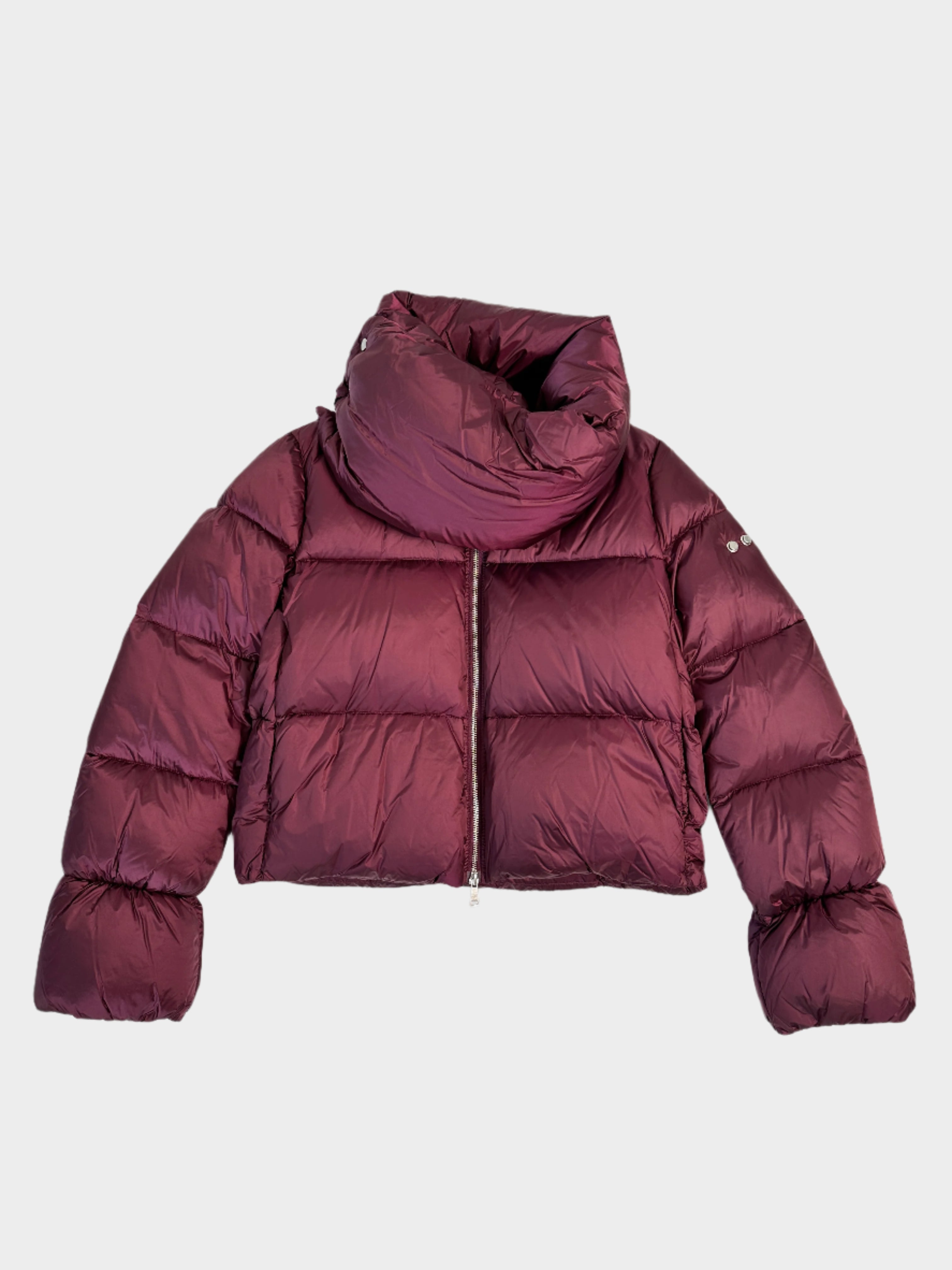 Puffy Down Jacket con colletto removibile, chiusura zip, maniche lunghe con polsini elastici e tasche con bottoni. Calda e leggera.