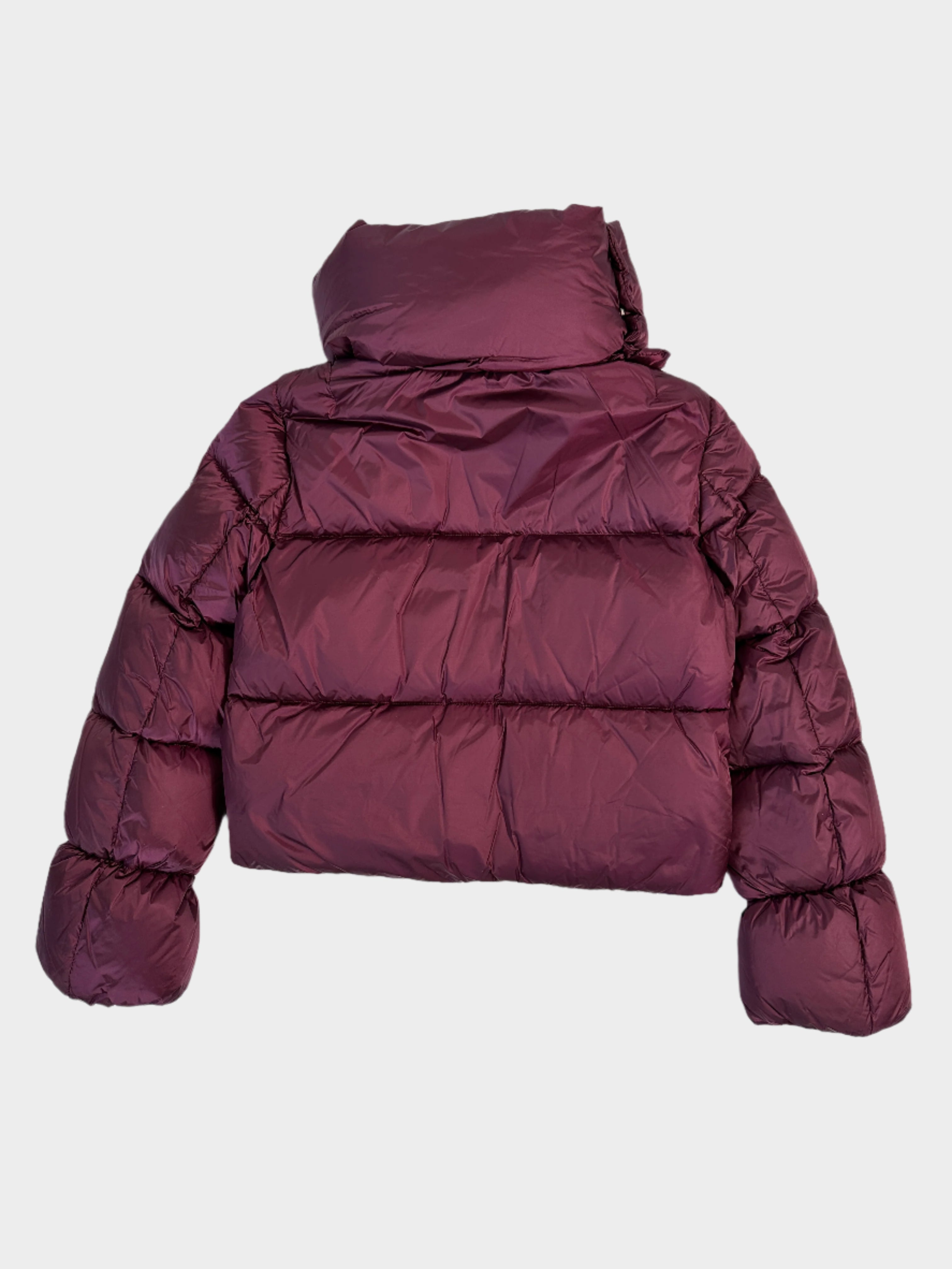 Puffy Down Jacket con colletto removibile, chiusura zip, maniche lunghe con polsini elastici e tasche con bottoni. Calda e leggera.