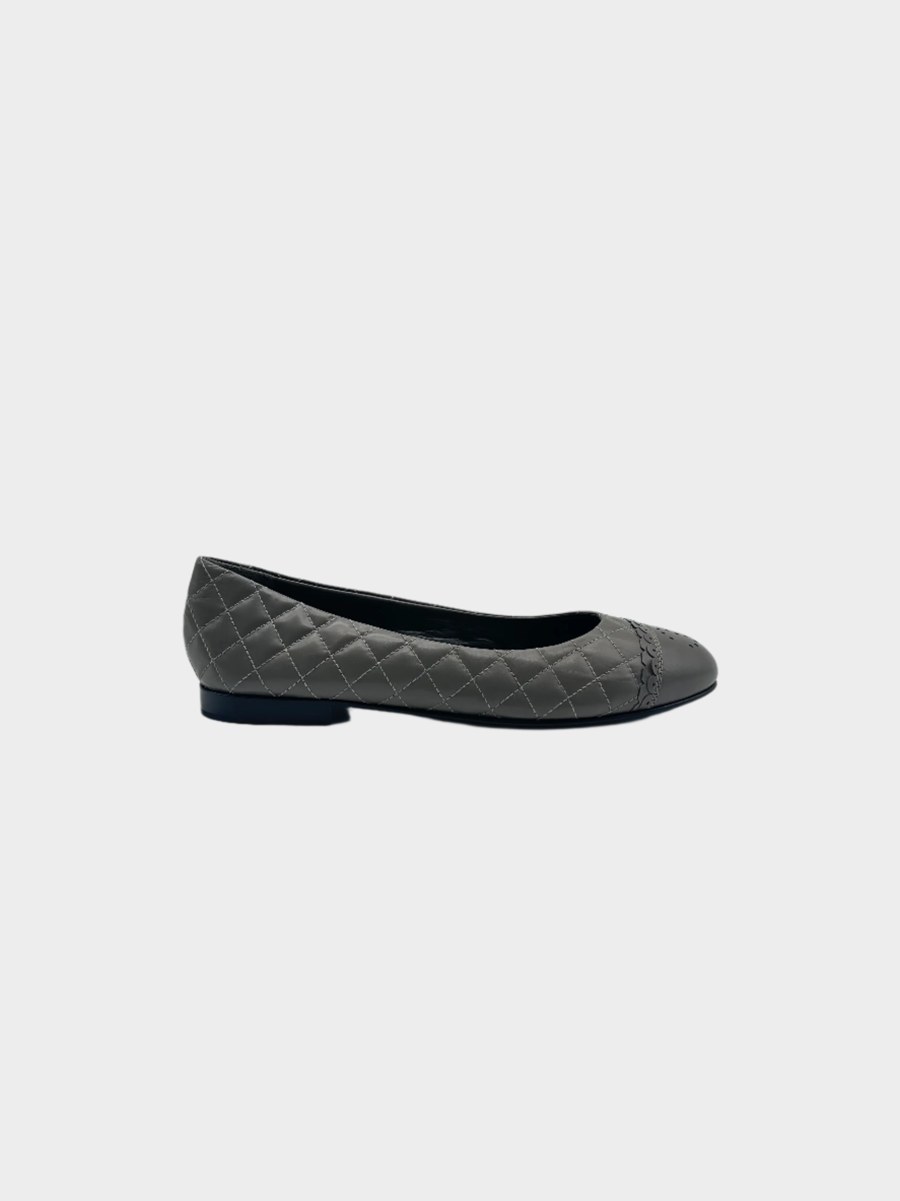 Quilted Leather Ballet Flats in pelle trapuntata con punta arrotondata, logo traforato e fodera in pelle.