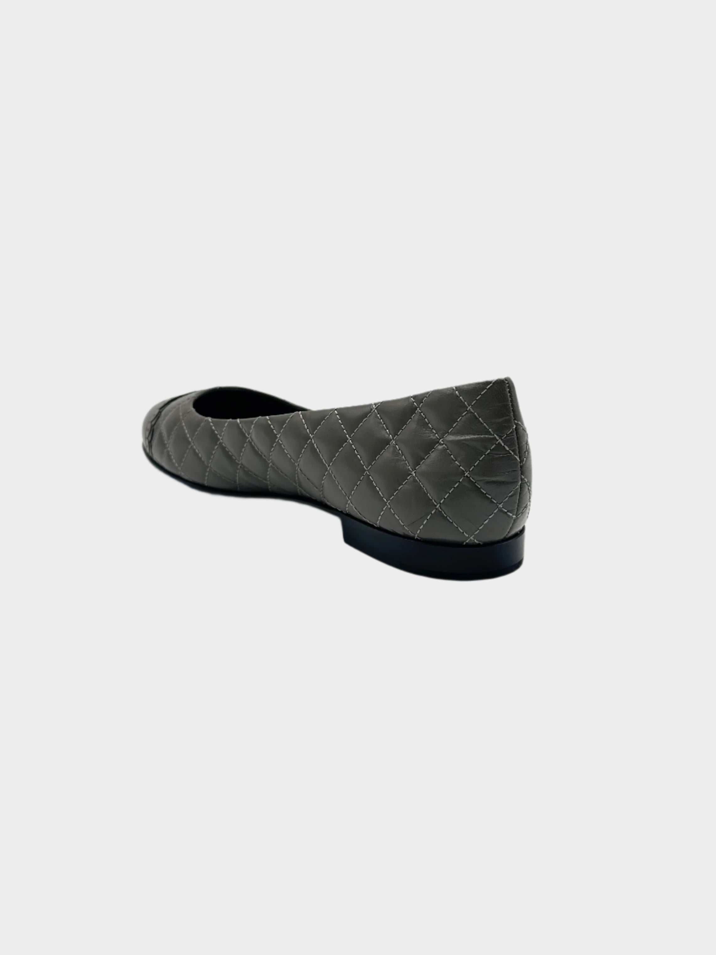 Quilted Leather Ballet Flats in pelle trapuntata con punta arrotondata, logo traforato e fodera in pelle.