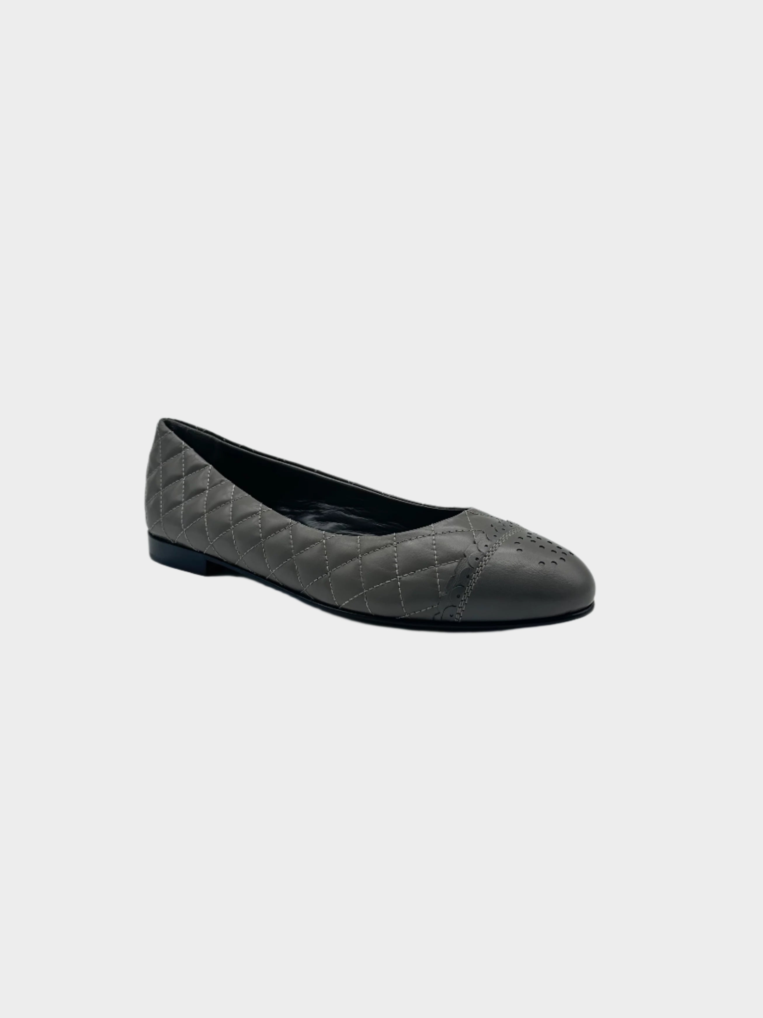 Quilted Leather Ballet Flats in pelle trapuntata con punta arrotondata, logo traforato e fodera in pelle.