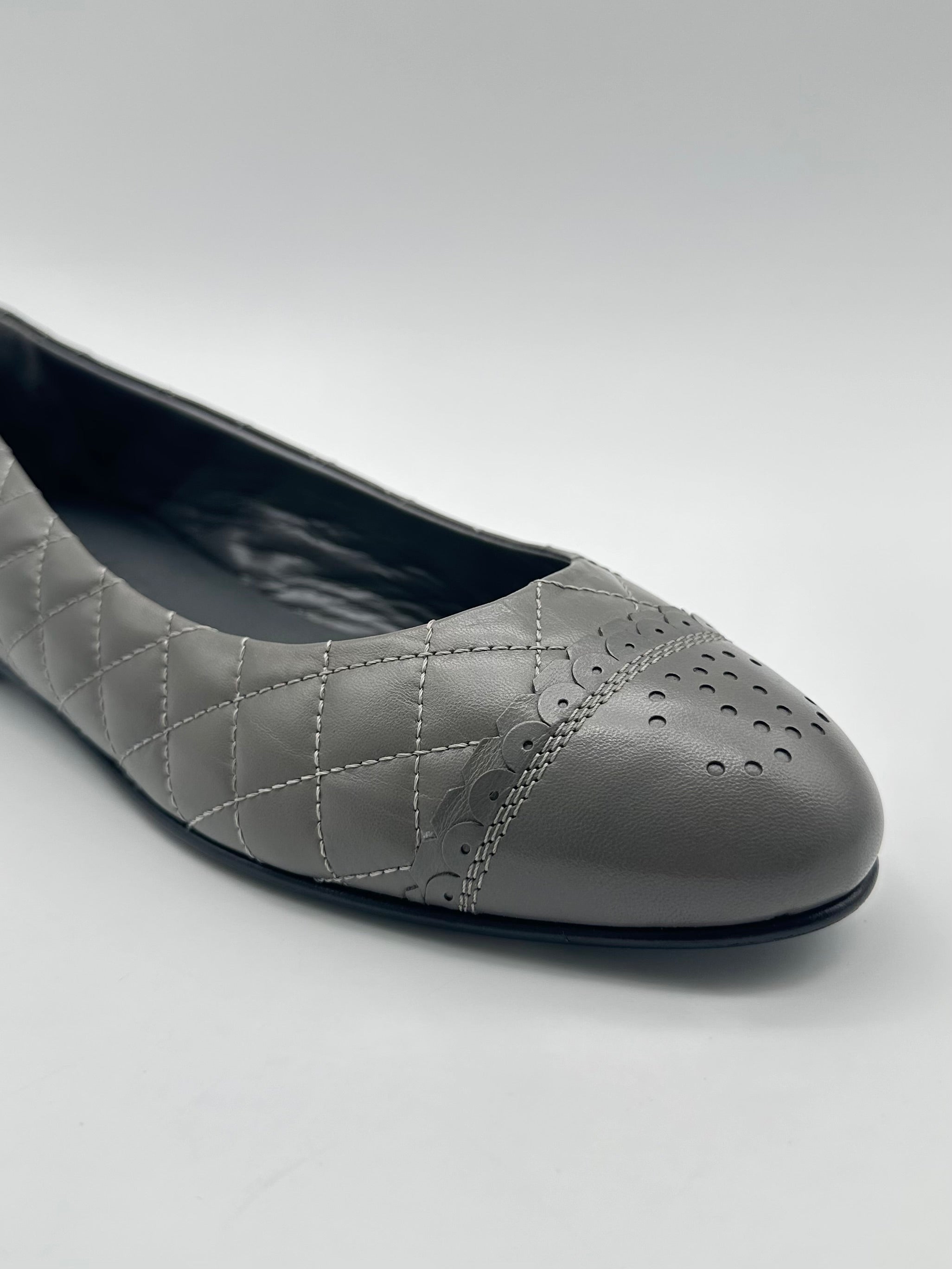 Quilted Leather Ballet Flats in pelle trapuntata con punta arrotondata, logo traforato e fodera in pelle.