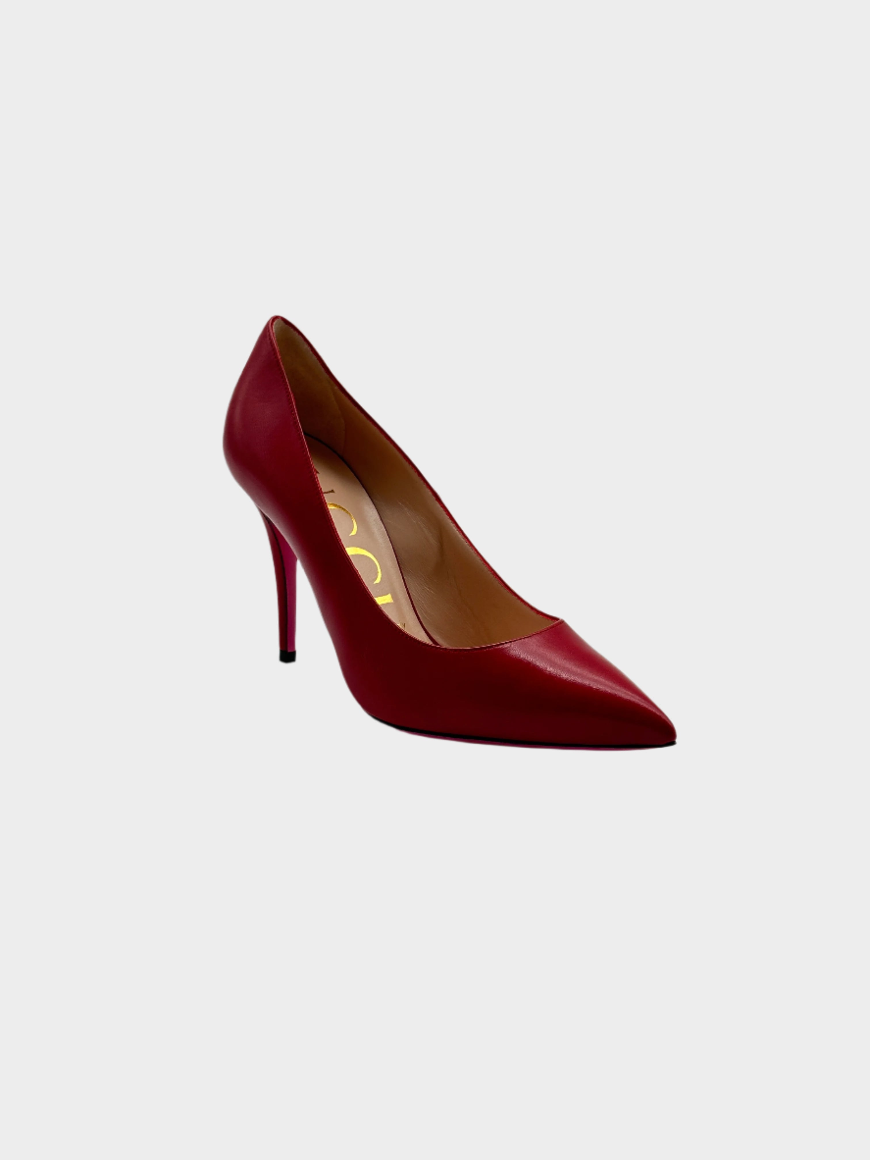 Red Décolleté in pelle con punta affusolata, suola rosa e tacco a stiletto da 9 cm.