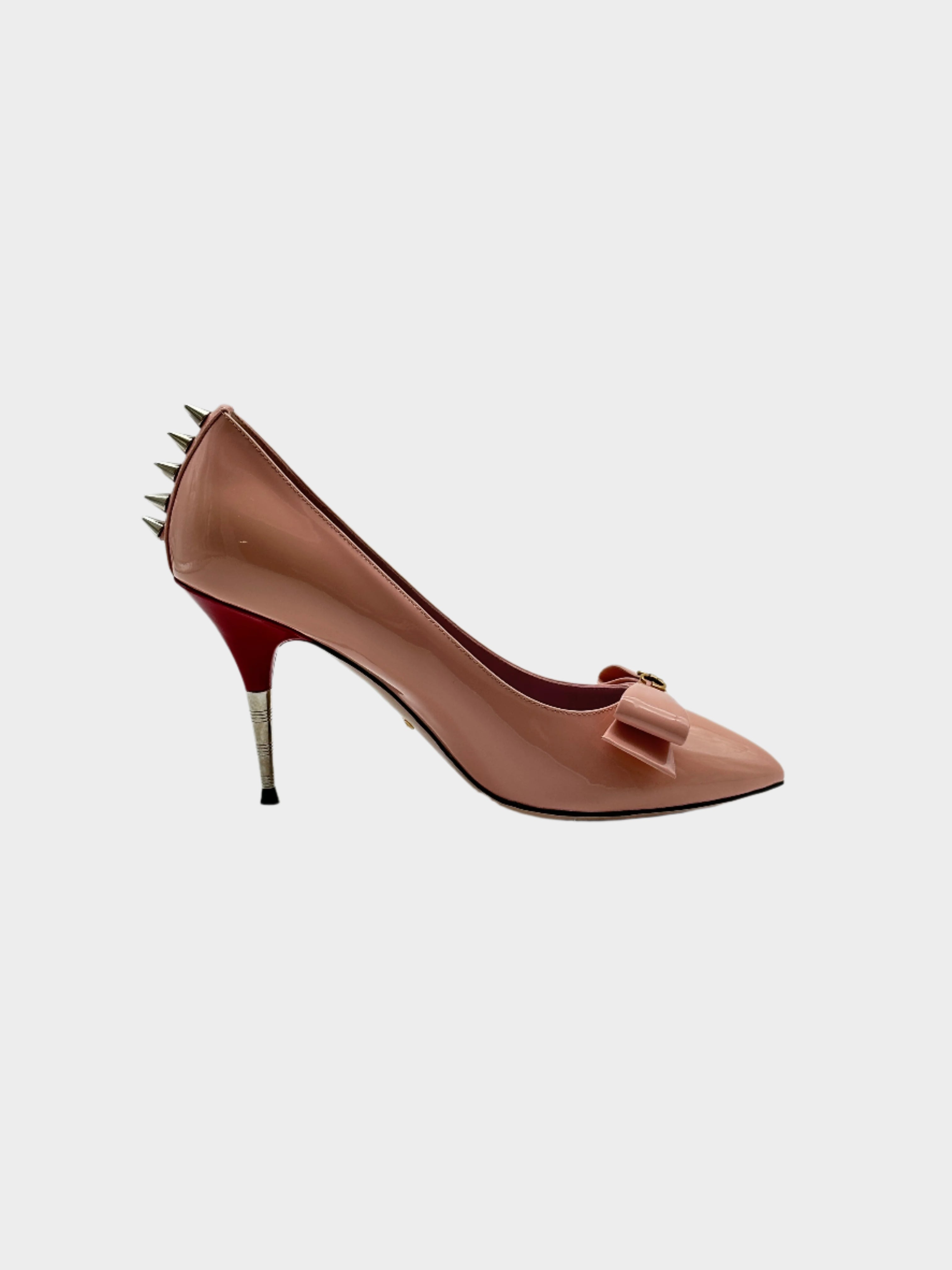 Sadie Spike Heels con punta affusolata, fiocco con logo, spike sul retro e tacco multicolore di 9 cm. Elegante e audace.