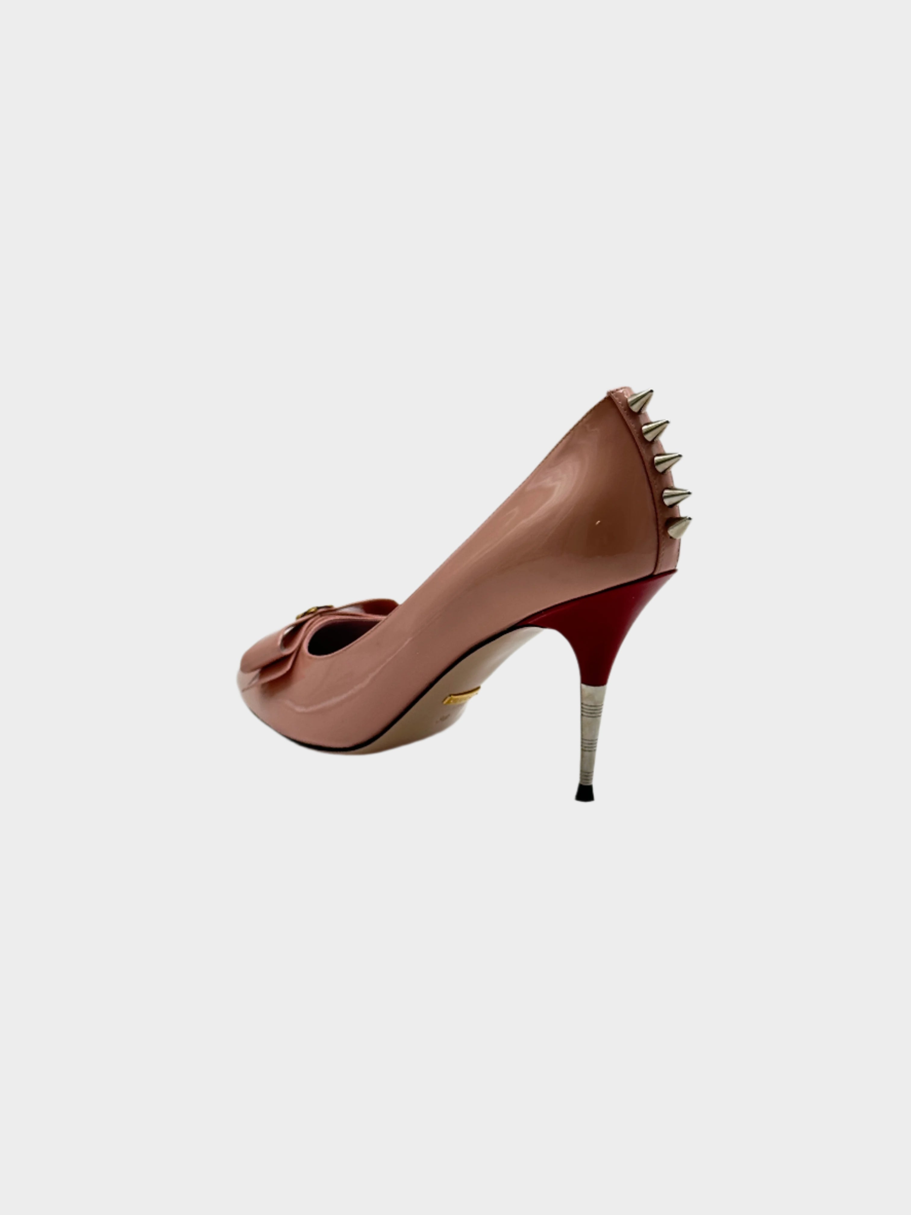 Sadie Spike Heels con punta affusolata, fiocco con logo, spike sul retro e tacco multicolore di 9 cm. Elegante e audace.