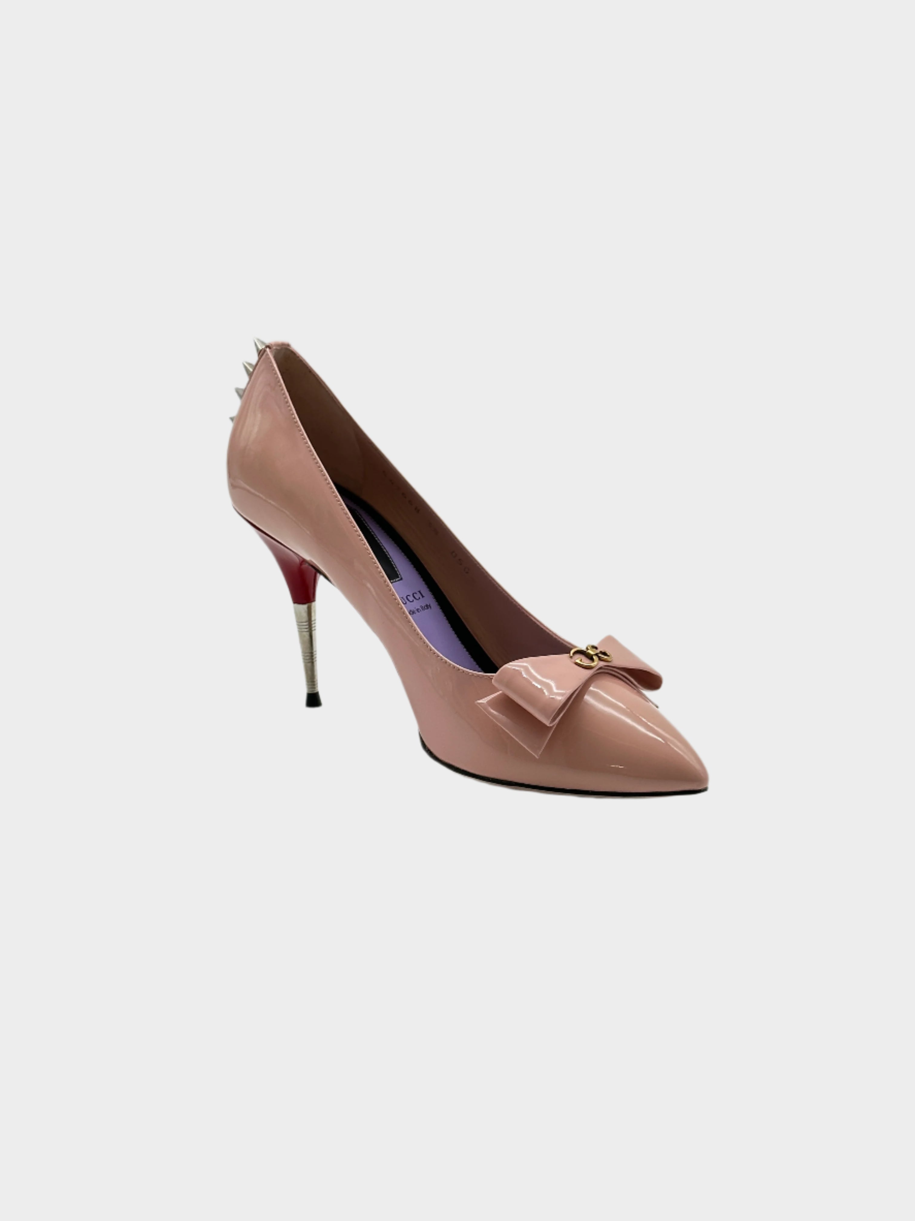 Sadie Spike Heels con punta affusolata, fiocco con logo, spike sul retro e tacco multicolore di 9 cm. Elegante e audace.