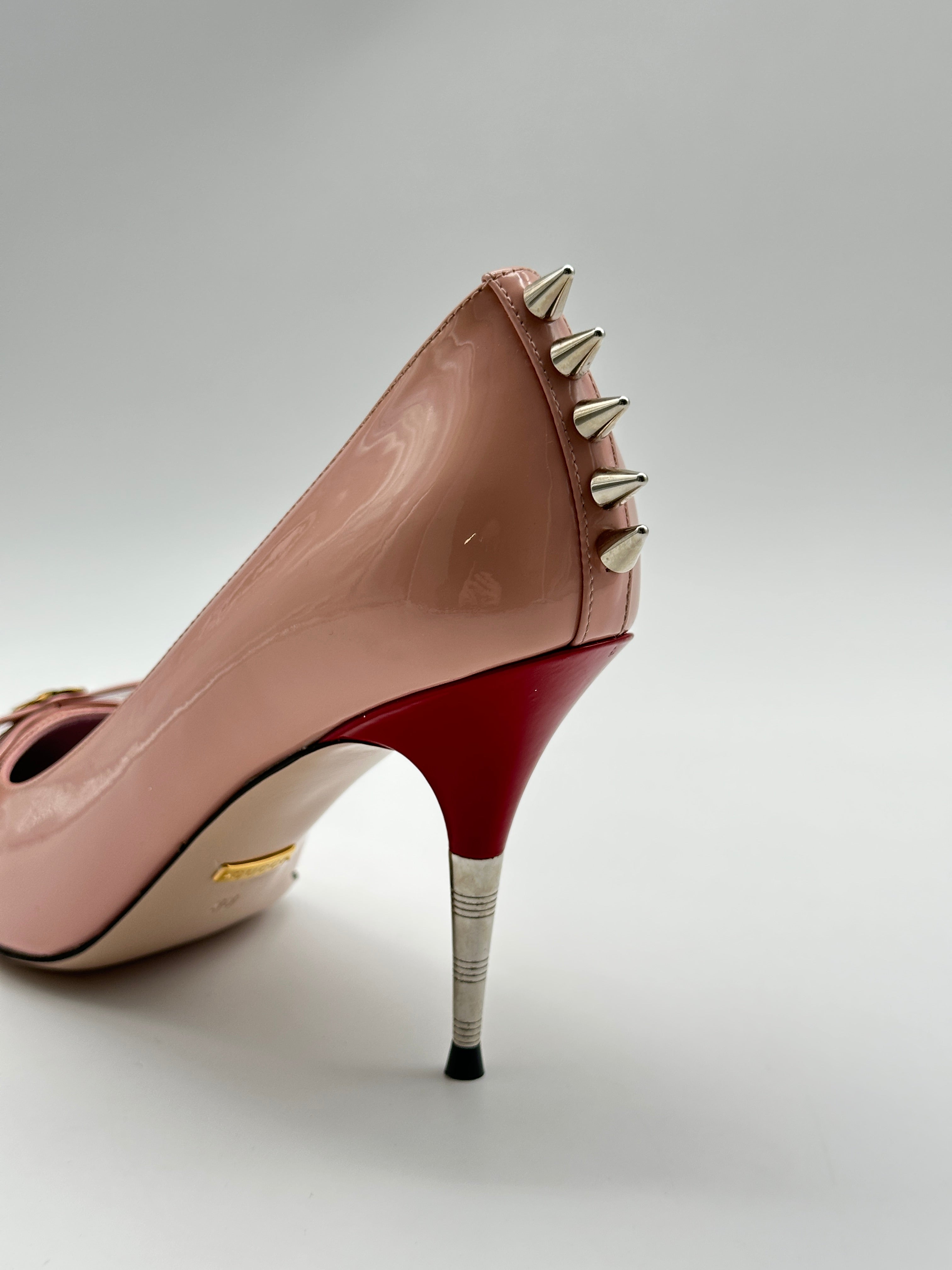 Sadie Spike Heels con punta affusolata, fiocco con logo, spike sul retro e tacco multicolore di 9 cm. Elegante e audace.