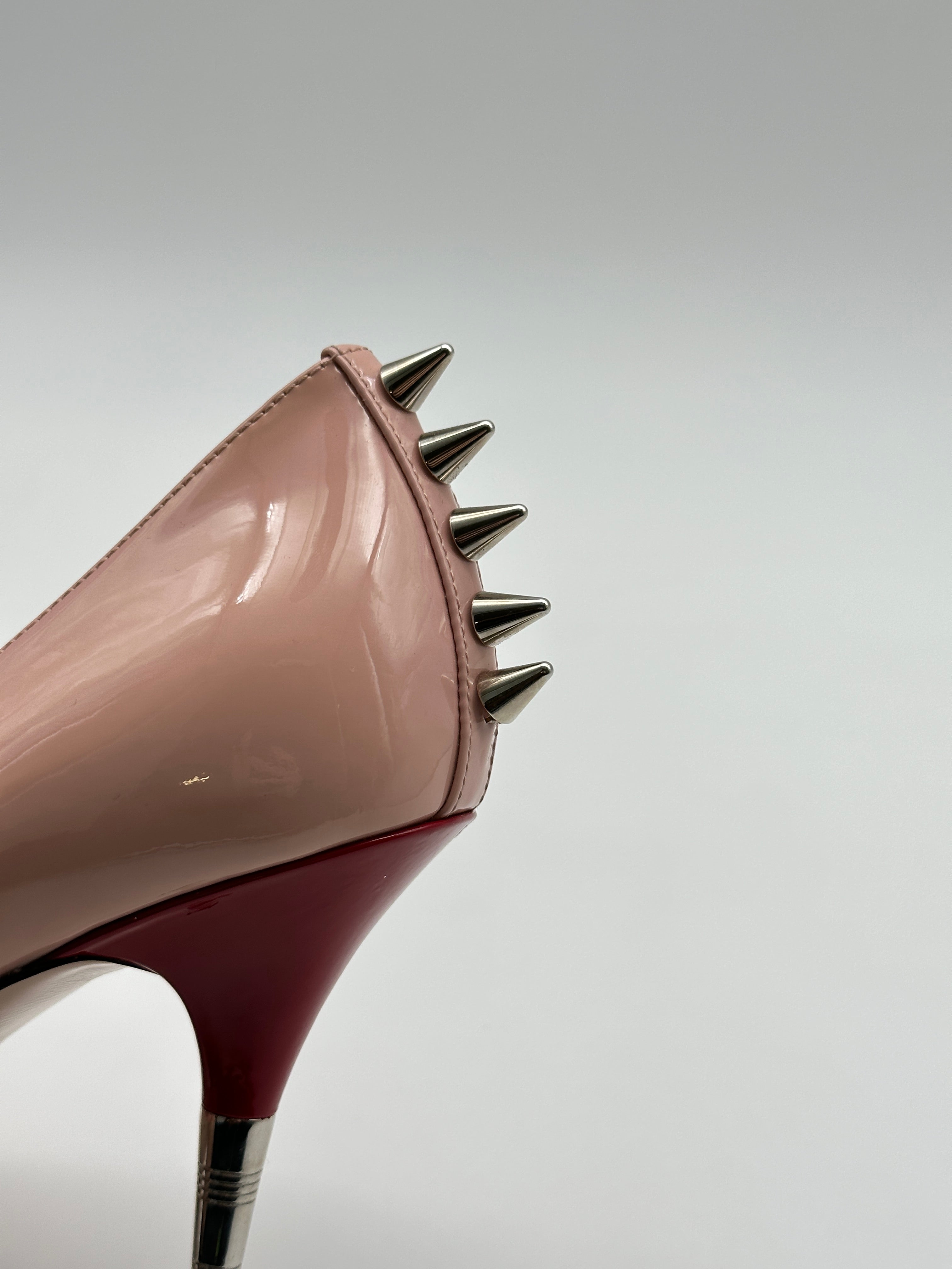 Sadie Spike Heels con punta affusolata, fiocco con logo, spike sul retro e tacco multicolore di 9 cm. Elegante e audace.