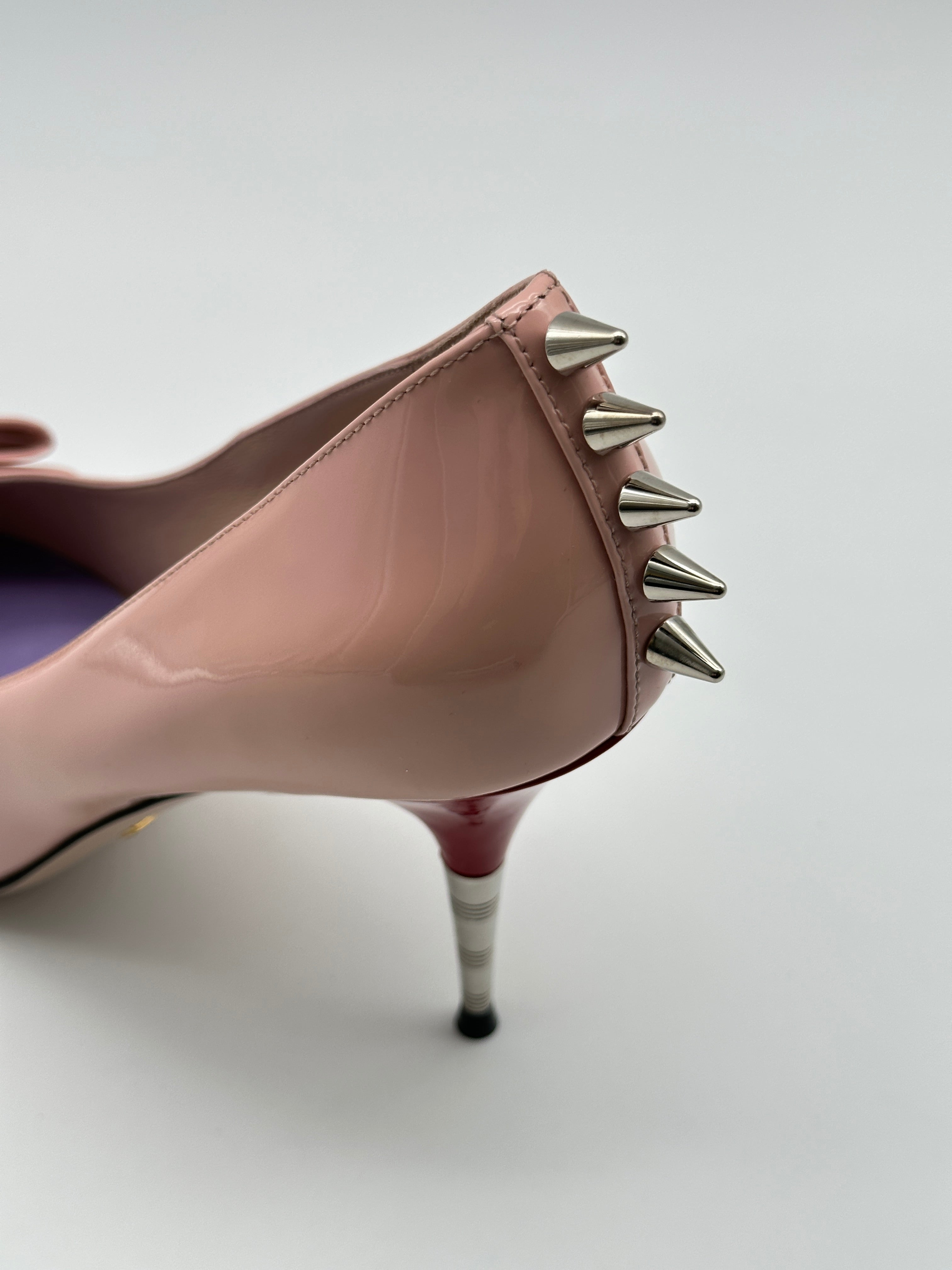 Sadie Spike Heels con punta affusolata, fiocco logo in metallo, spikes sul retro e tacco a spillo multicolore da 9 cm.