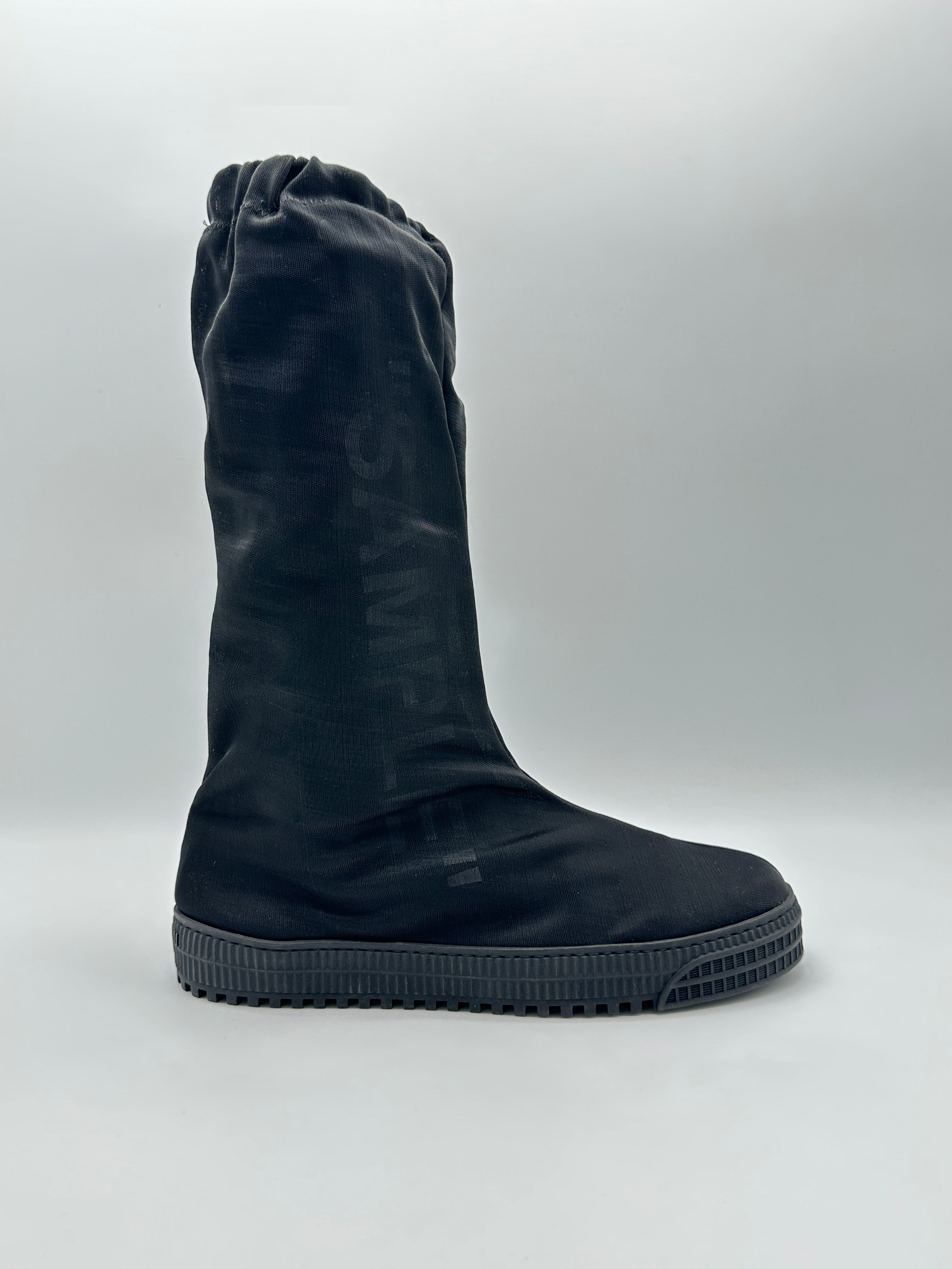 ‘Sample’ Boots in mesh nero trasparente con zip e slogan del brand.