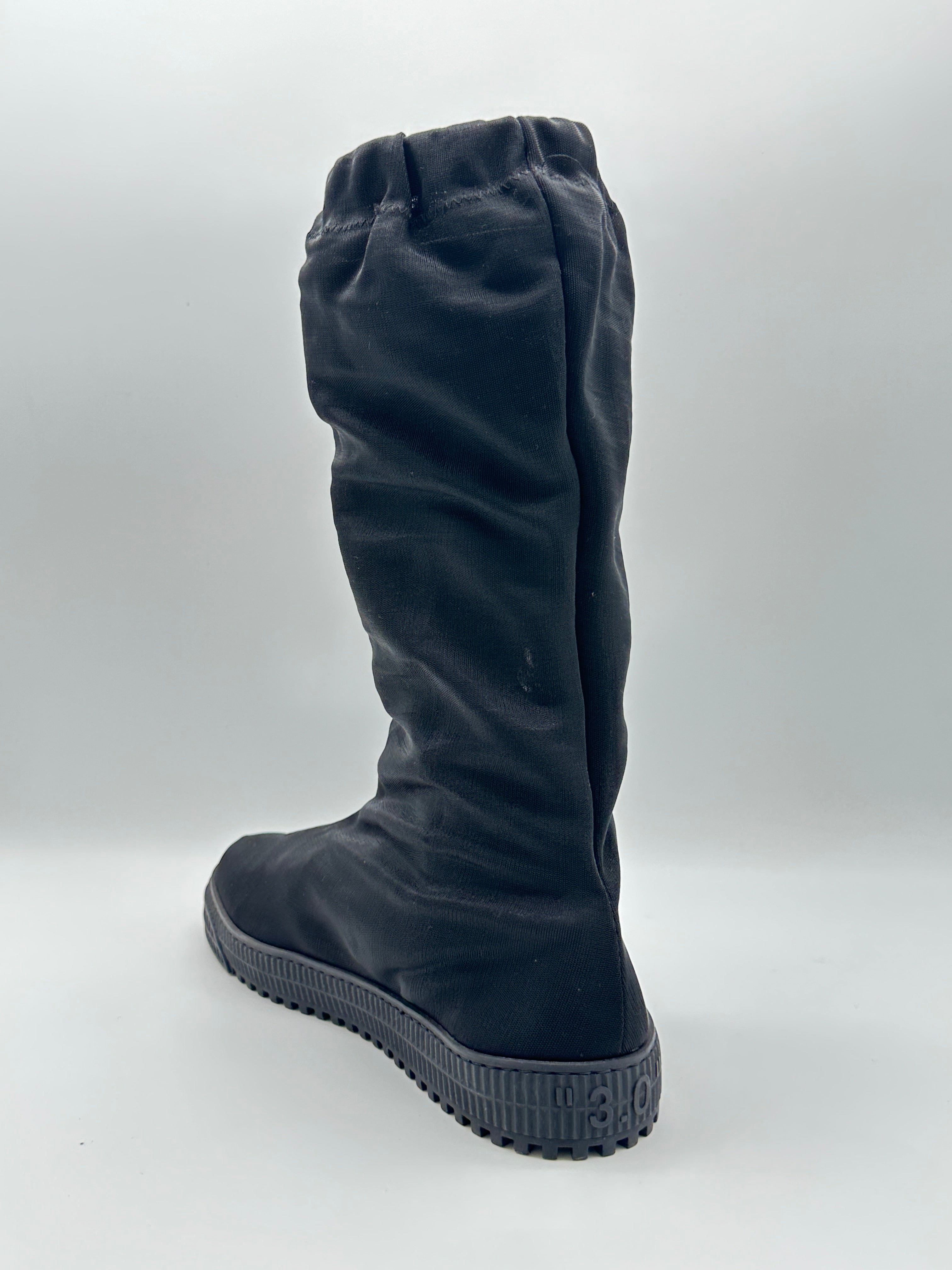 ‘Sample’ Boots in mesh nero trasparente con zip e slogan del brand.