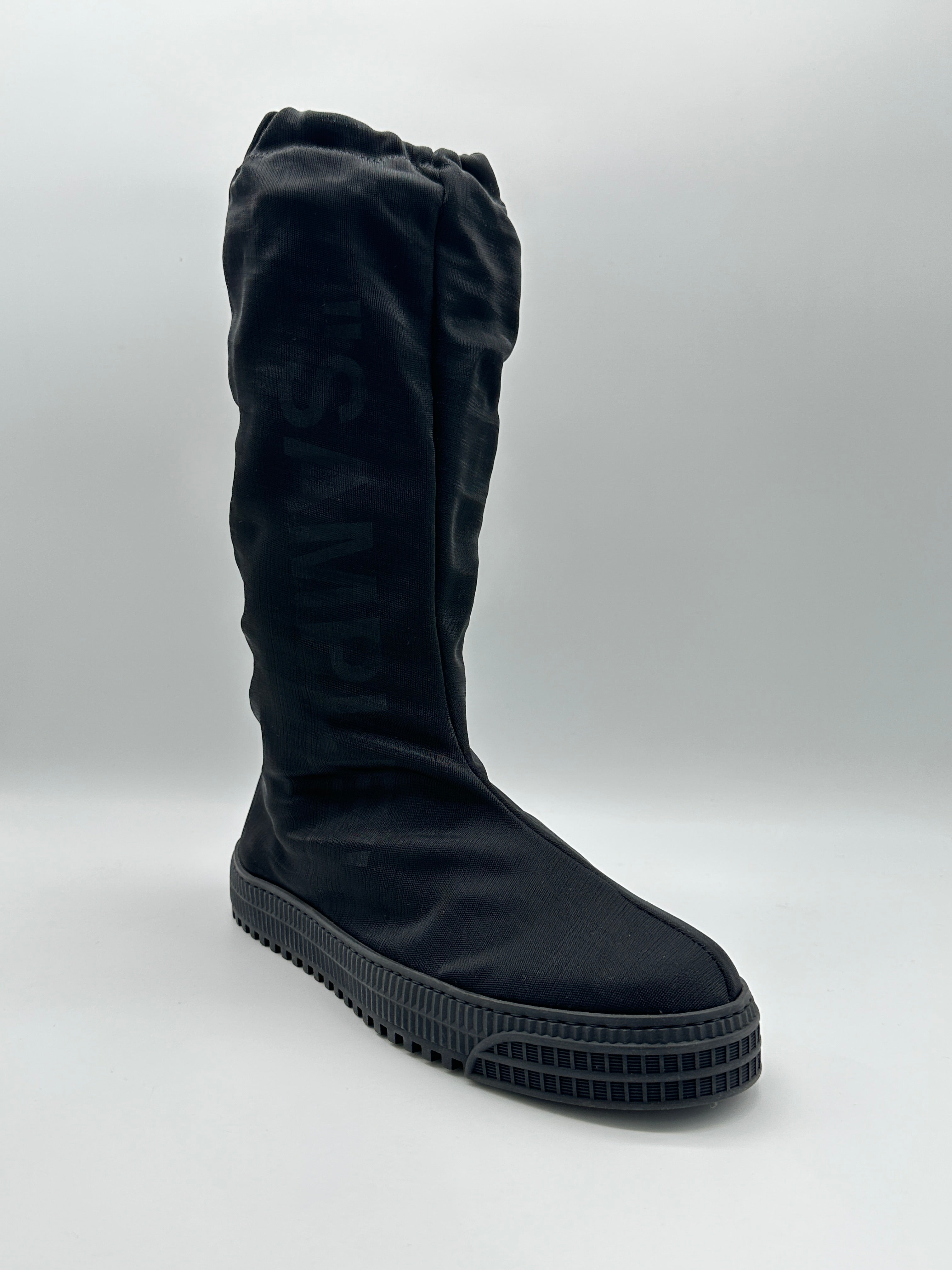 ‘Sample’ Boots in mesh nero trasparente con zip e slogan del brand.