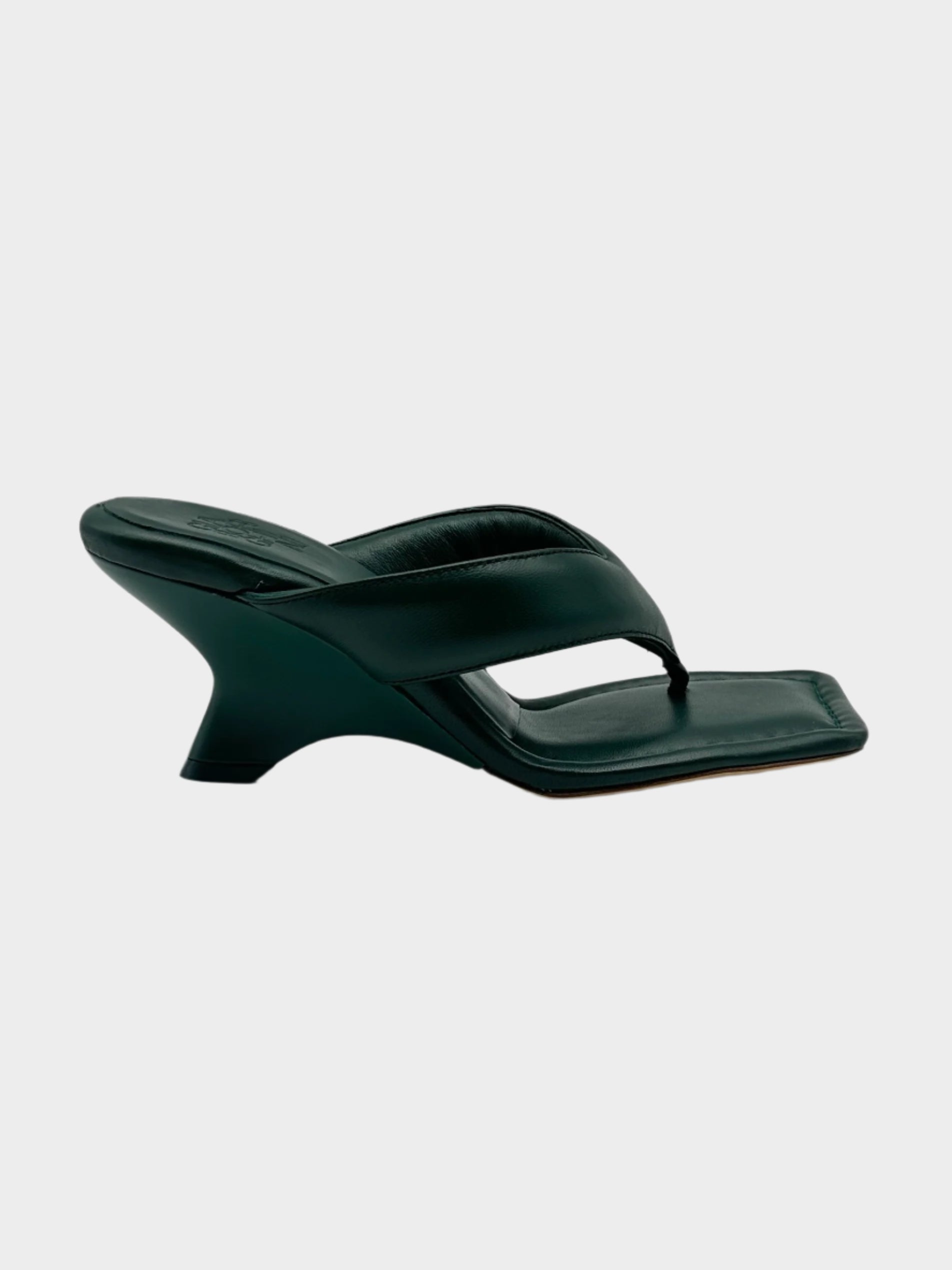 sandali verdi infradito, sandali tacco basso pelle, Gia Borghini scarpe estate, sandali scultorei eleganti, sandali made in Italy