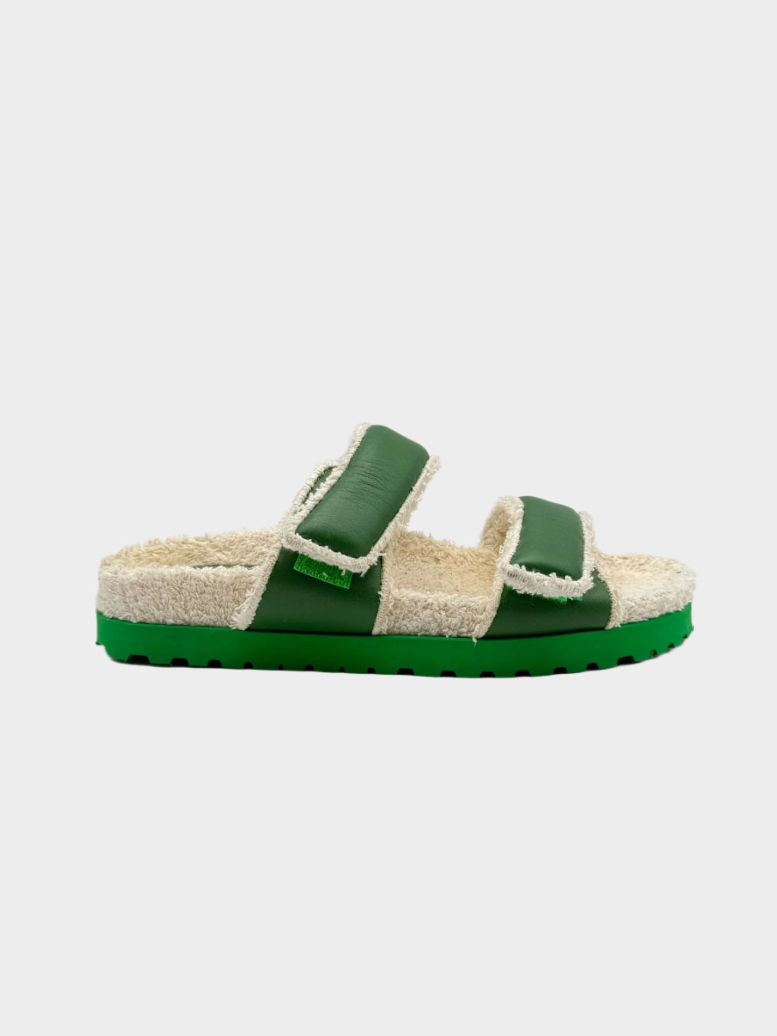 Sandali da donna in spugna di cotone panna con inserti in pelle verde by Gia Borghini x Pernille Teisbaek