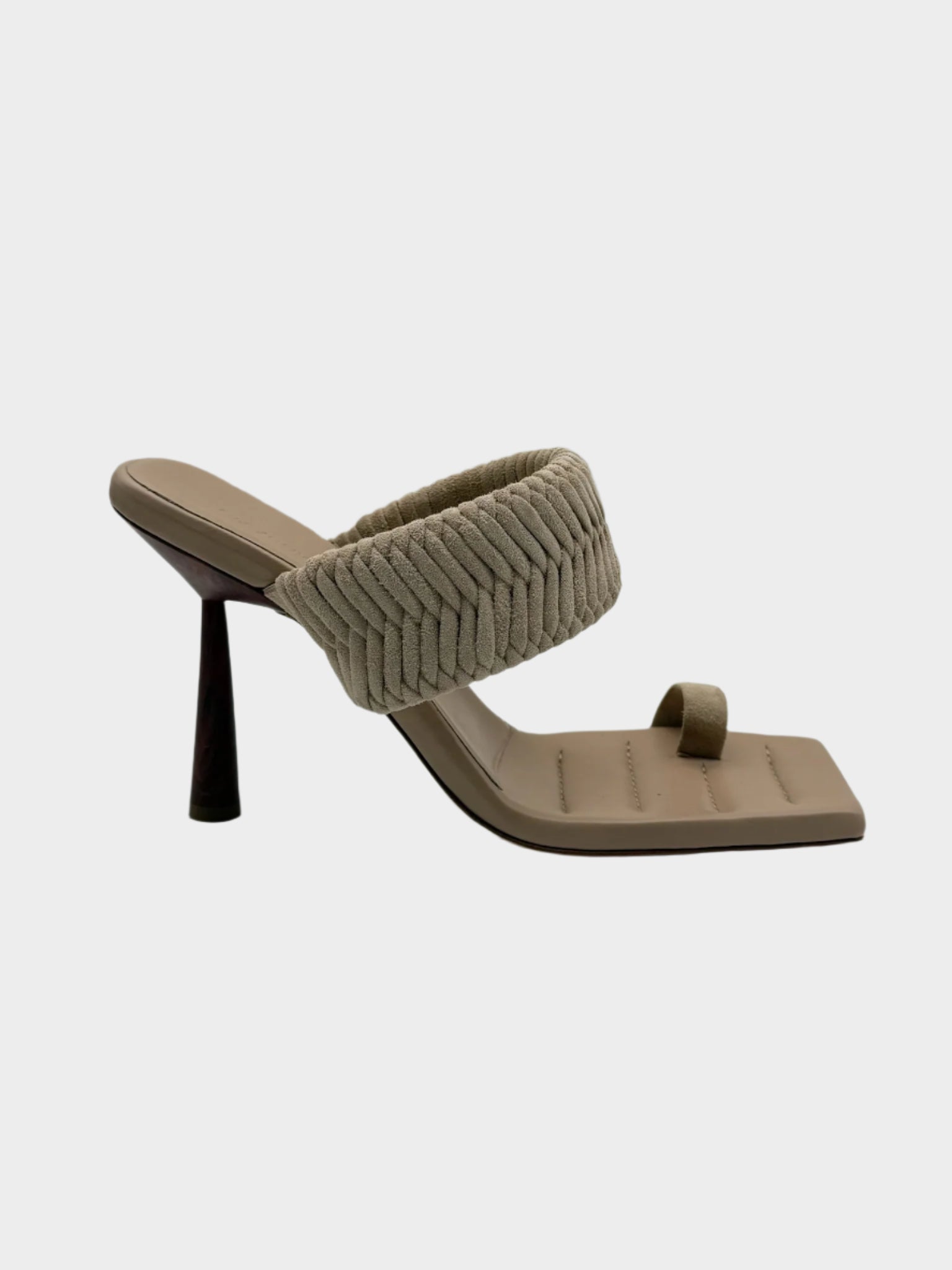 Sandalo Gia Borghini beige con tacco e fascia intrecciata visto di lato