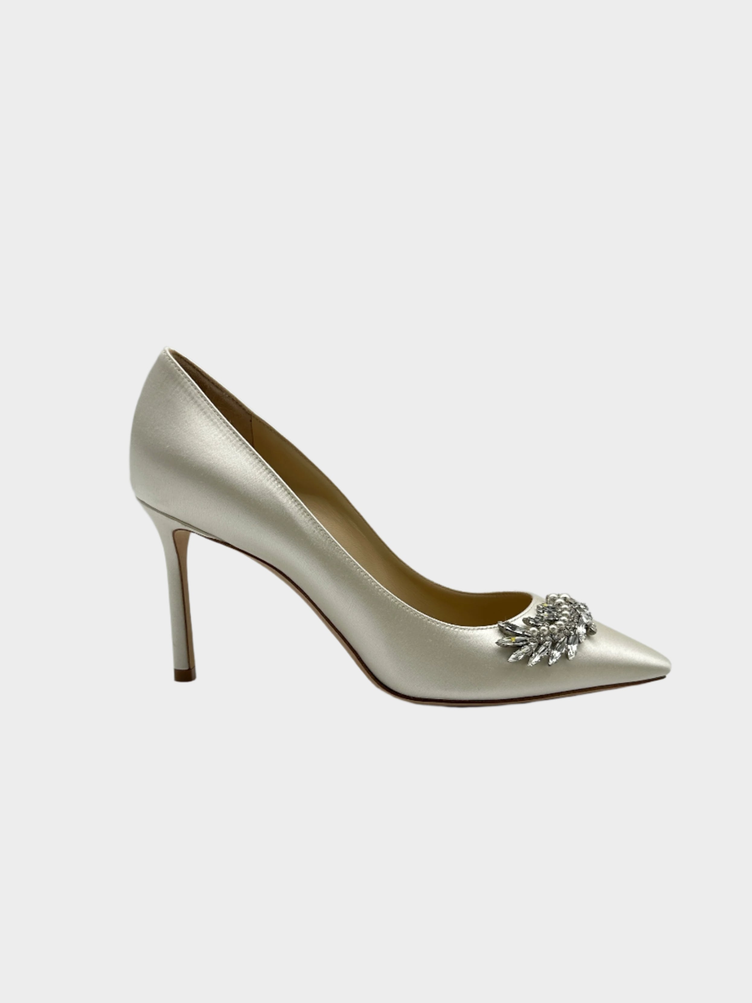 Satin Crystals Pumps in satin con punta affusolata, buckle con cristalli e tacco a stiletto da 8 cm.