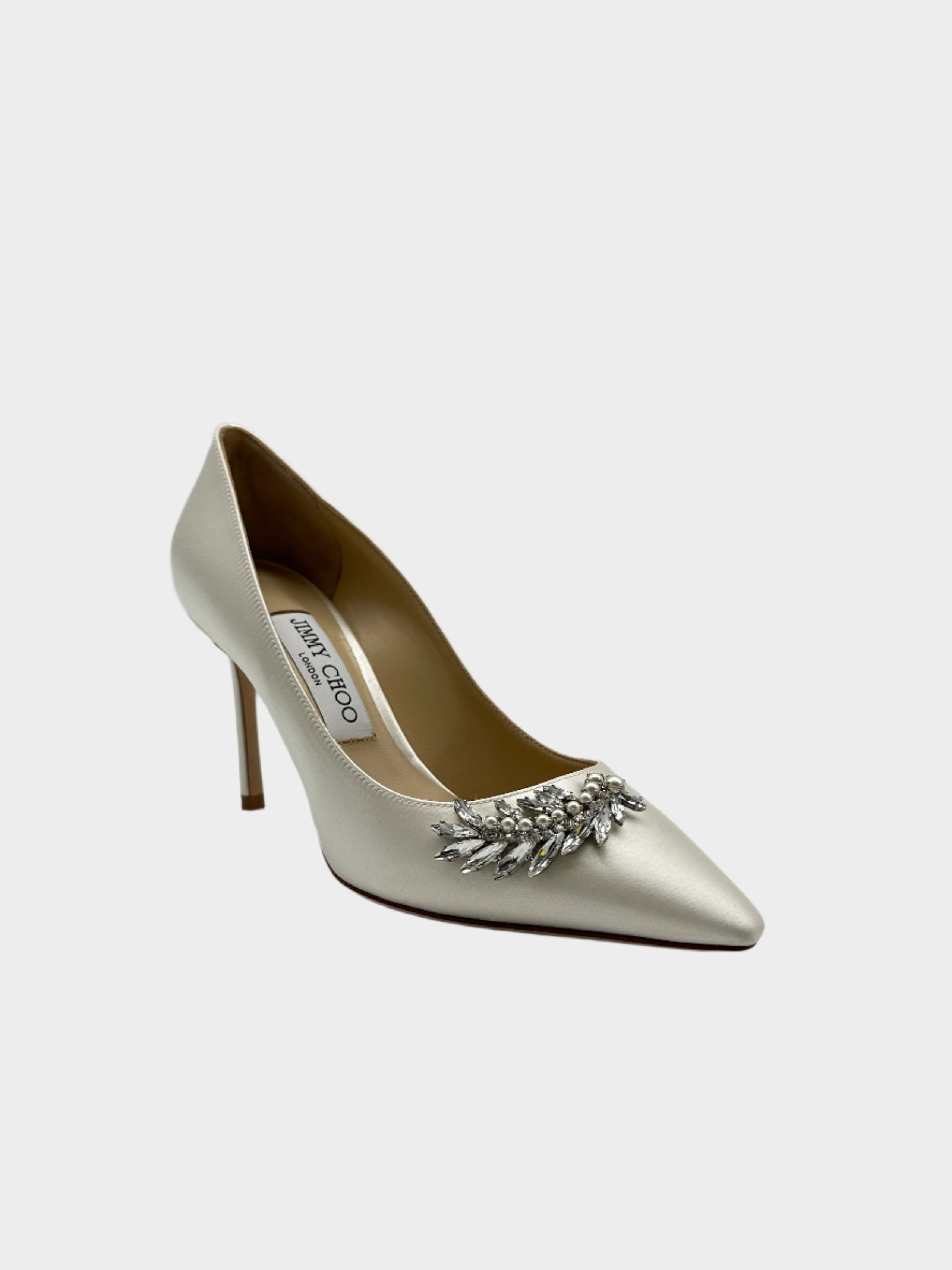 Satin Crystals Pumps in satin con punta affusolata, buckle con cristalli e tacco a stiletto da 8 cm.