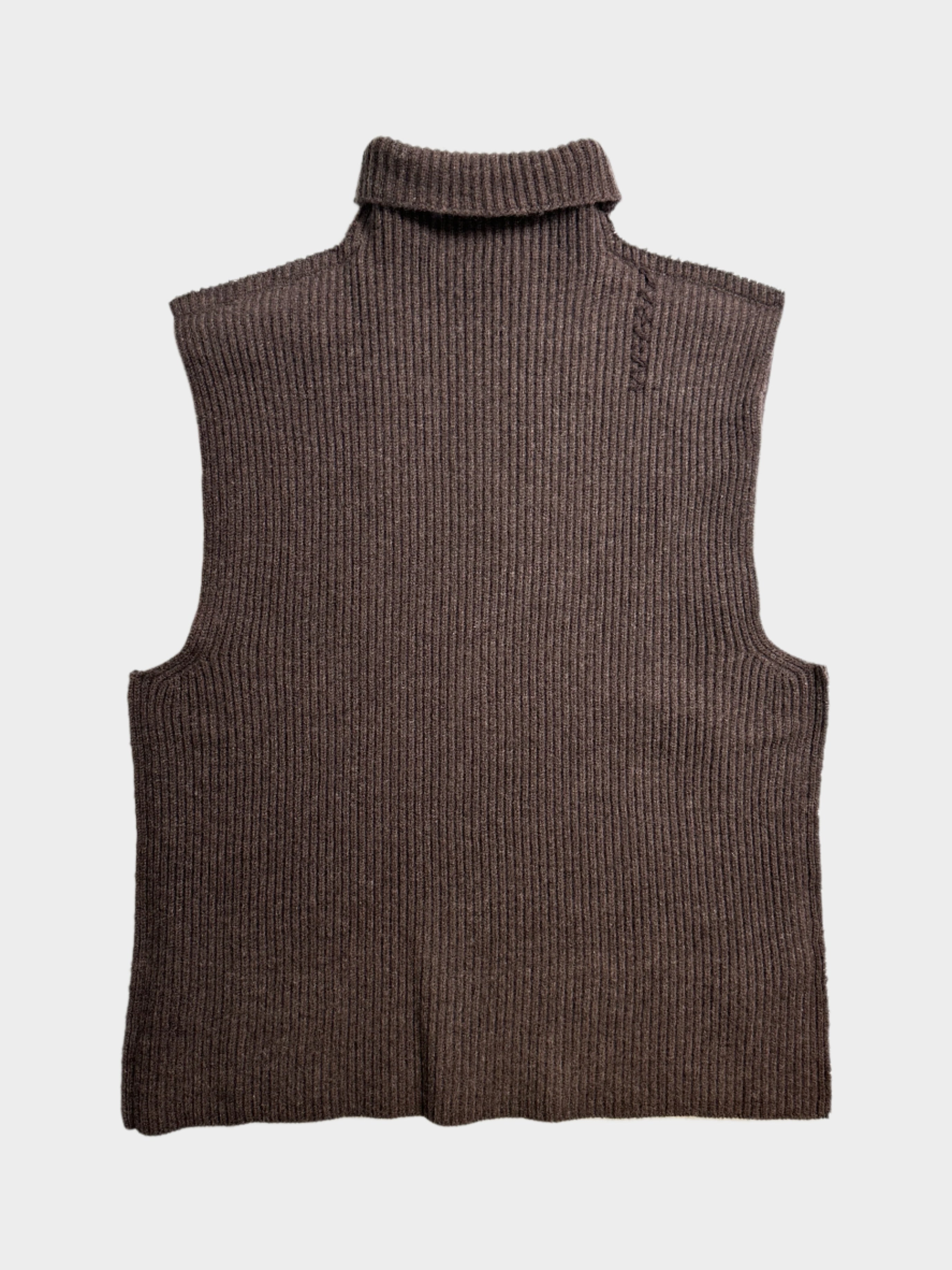 Sleeveless Jumper in lana vergine con collo alto e intrecciature.