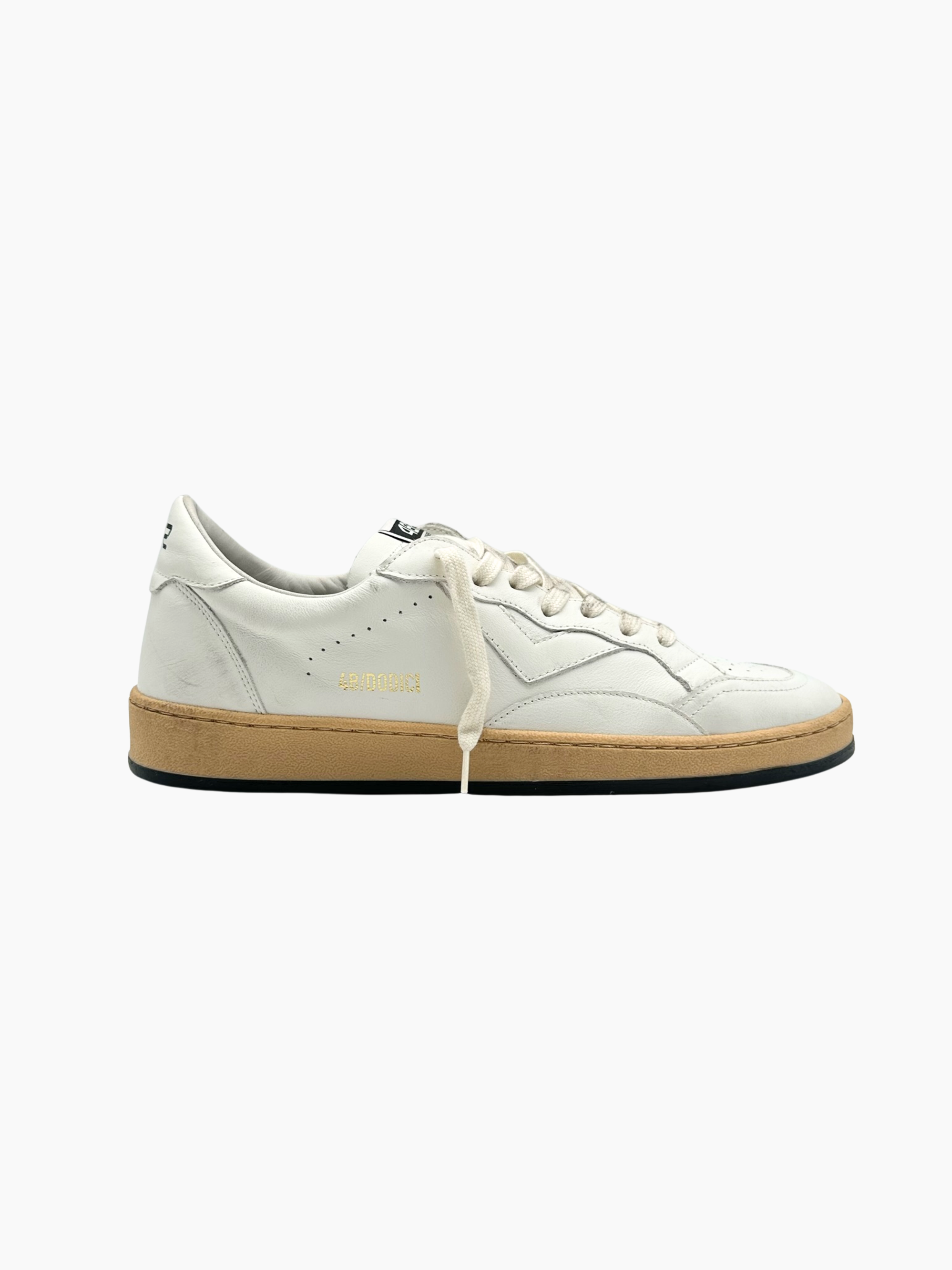 Sneakers bianche Playnew 4B12 con suola beige viste di lato