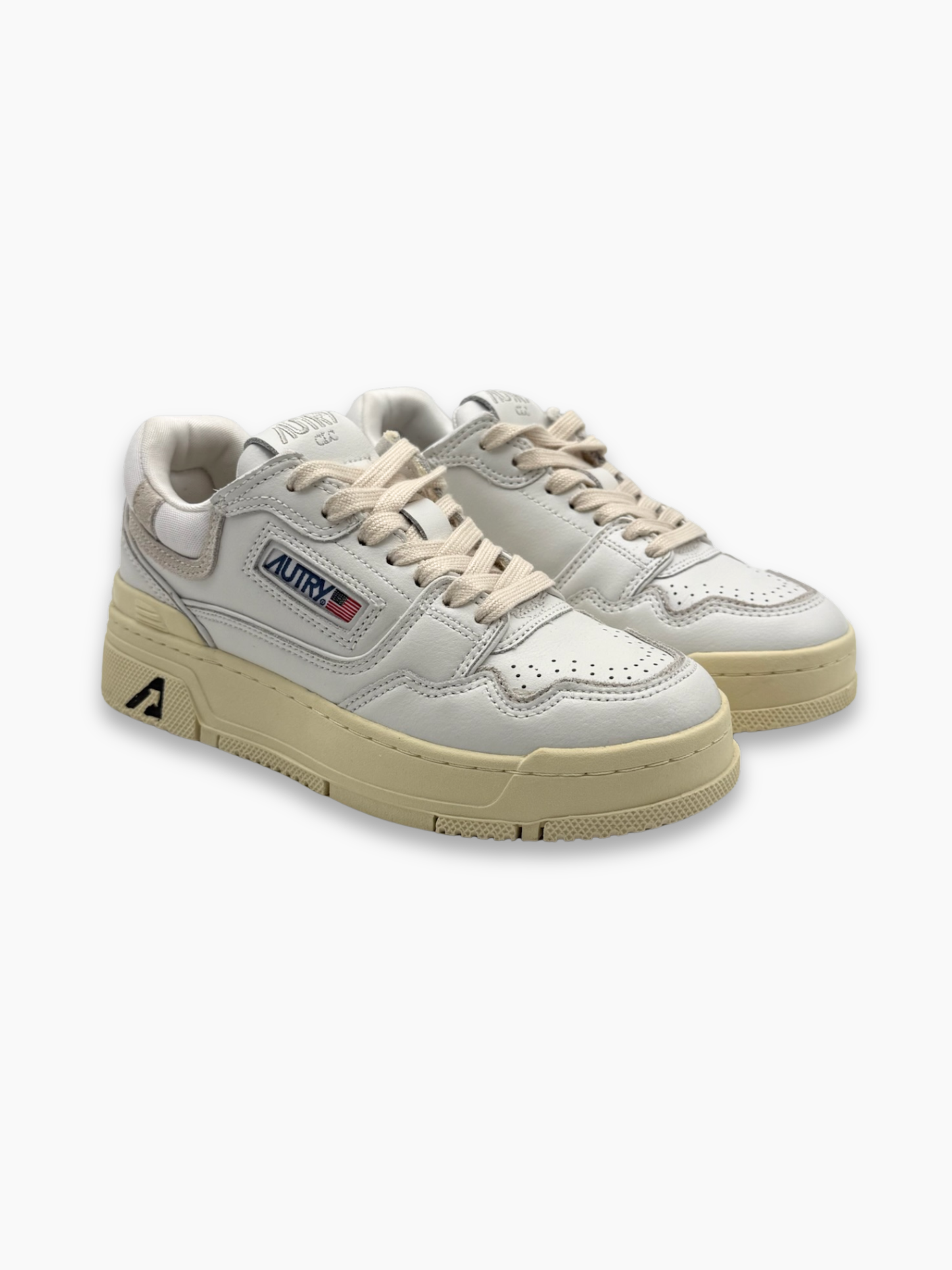 Sneakers bianche in pelle Autry con logo laterale e suola beige viste frontali