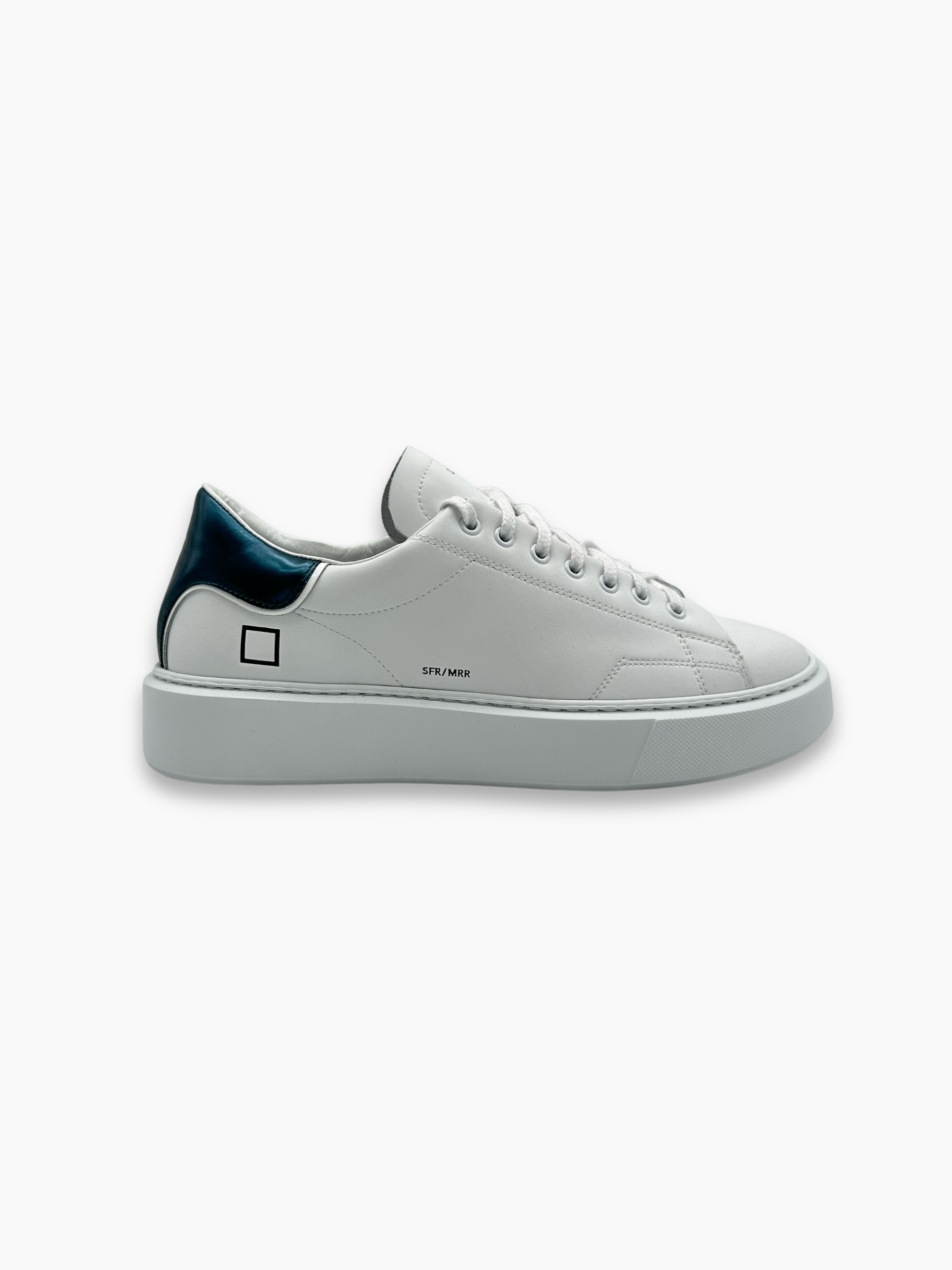Sneakers bianche in pelle con suola platform e dettaglio verde sul tallone D.A.T.E. vista laterale
